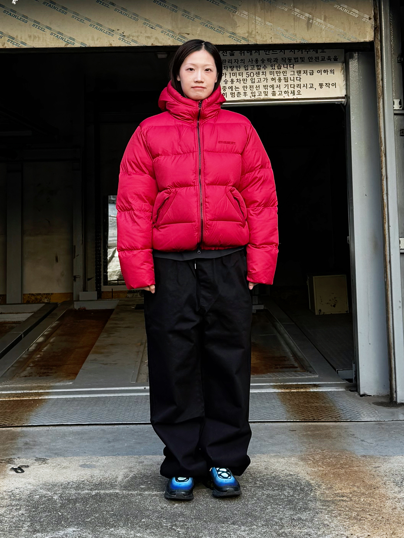 QT8 GARMENTS Duck Down Heavyweight Hoodie Jacket Red 착용 스타일 - 1