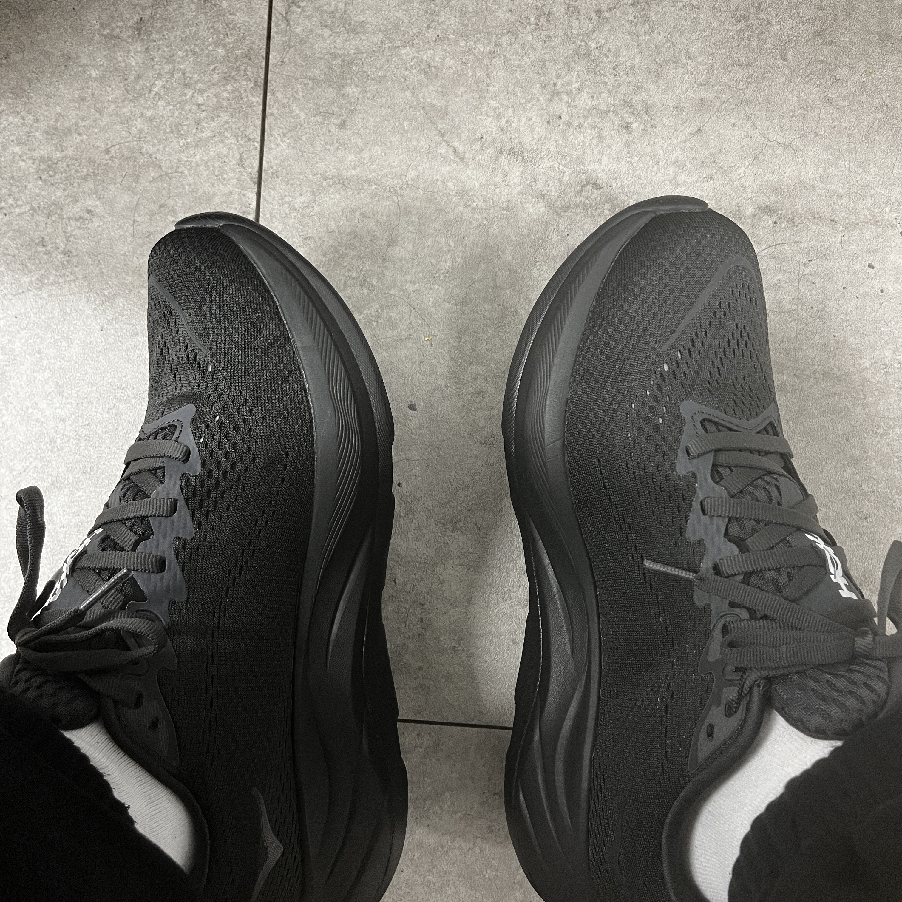 Hoka Rincon 4 Black - Wide 착용 스타일