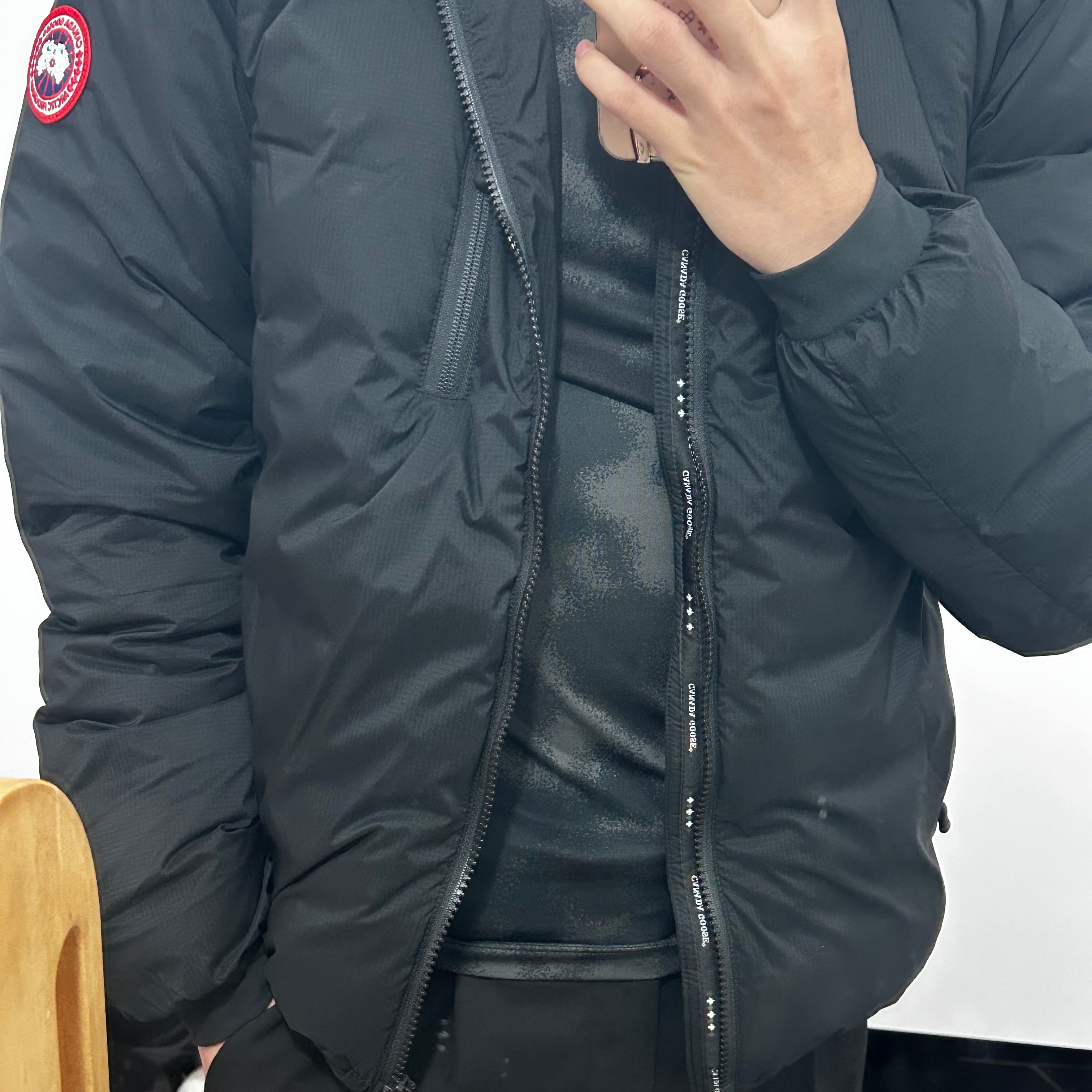 Canada Goose Lodge Down Hoody Matte Finish Black 착용 스타일 - 1