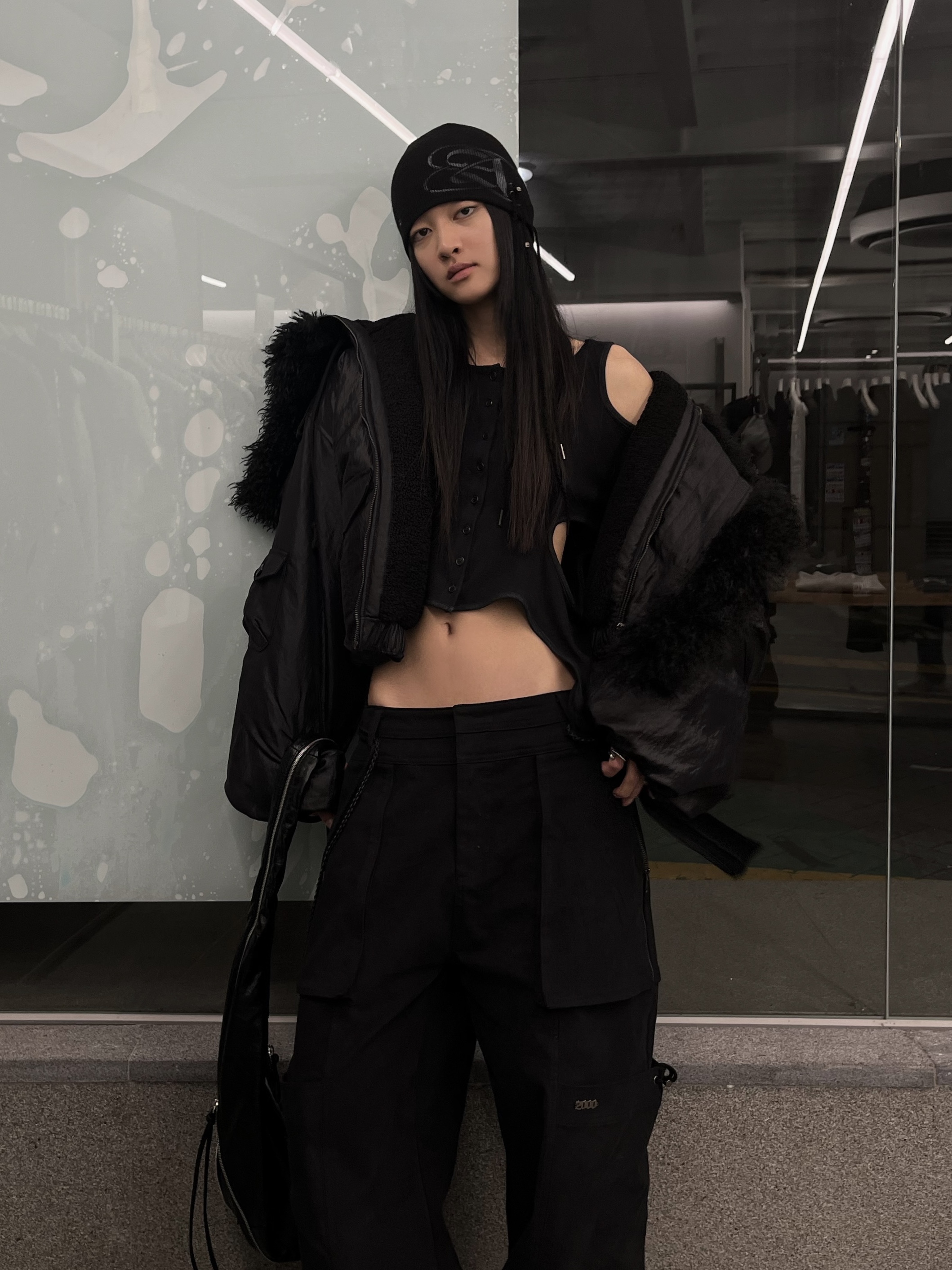 WET TAG Hooded Shearling Bomber Jacket Black 착용 스타일 - 5