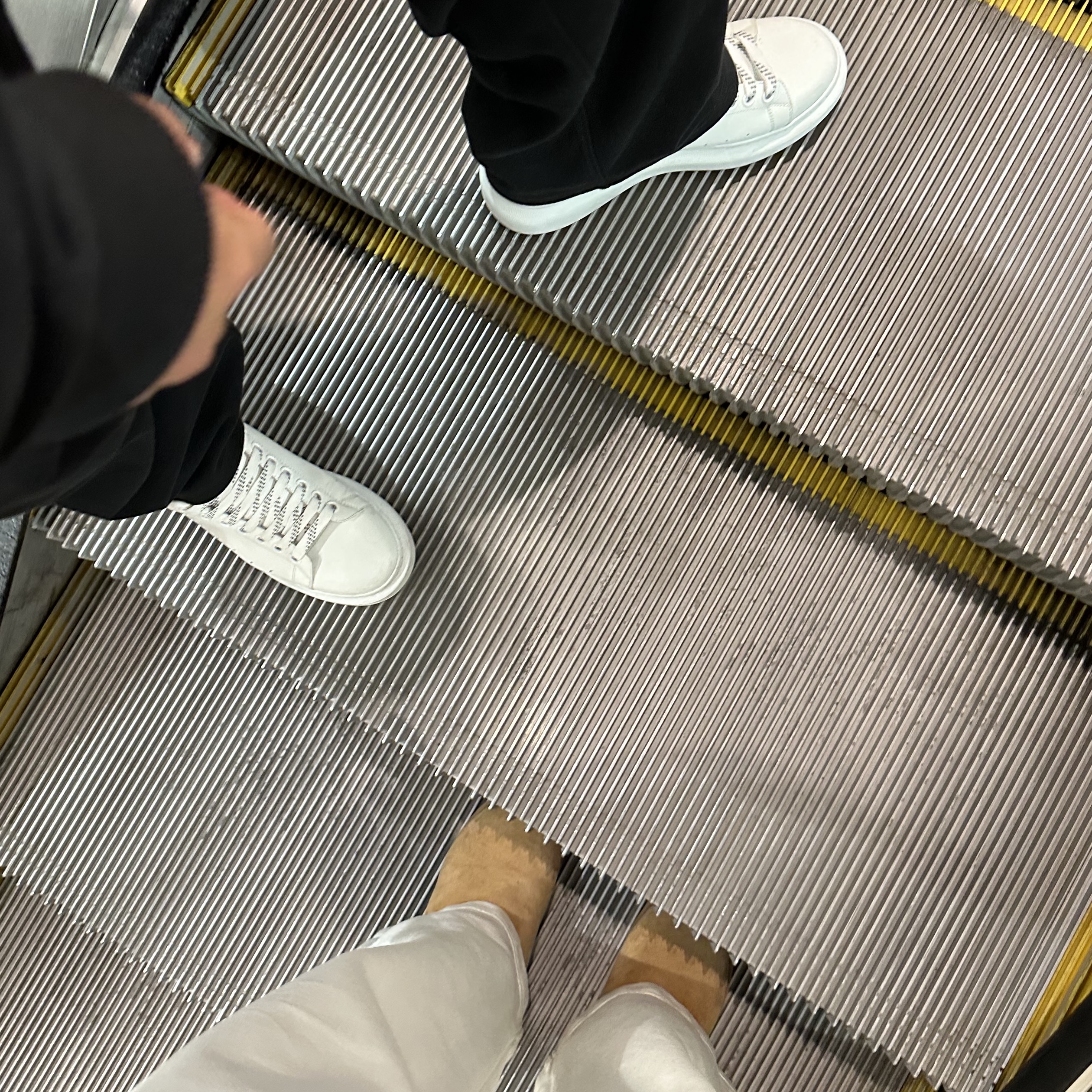 (W) UGG Classic Mini II Boots Chestnut, Alexander McQueen Oversized Sneakers White Black 착용 스타일