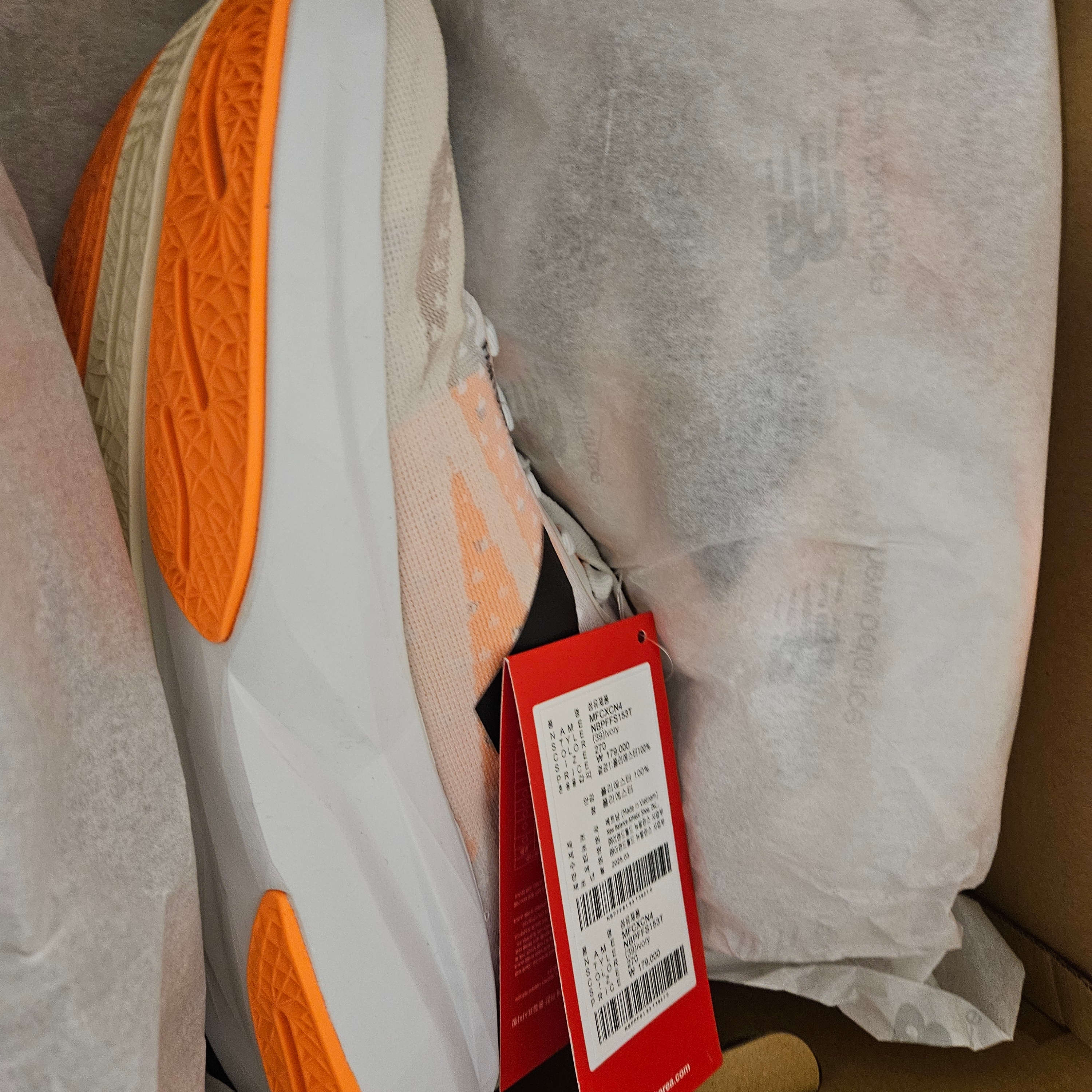 New Balance Fuelcell Rebel v4 Ivory - D Standard 착용 스타일