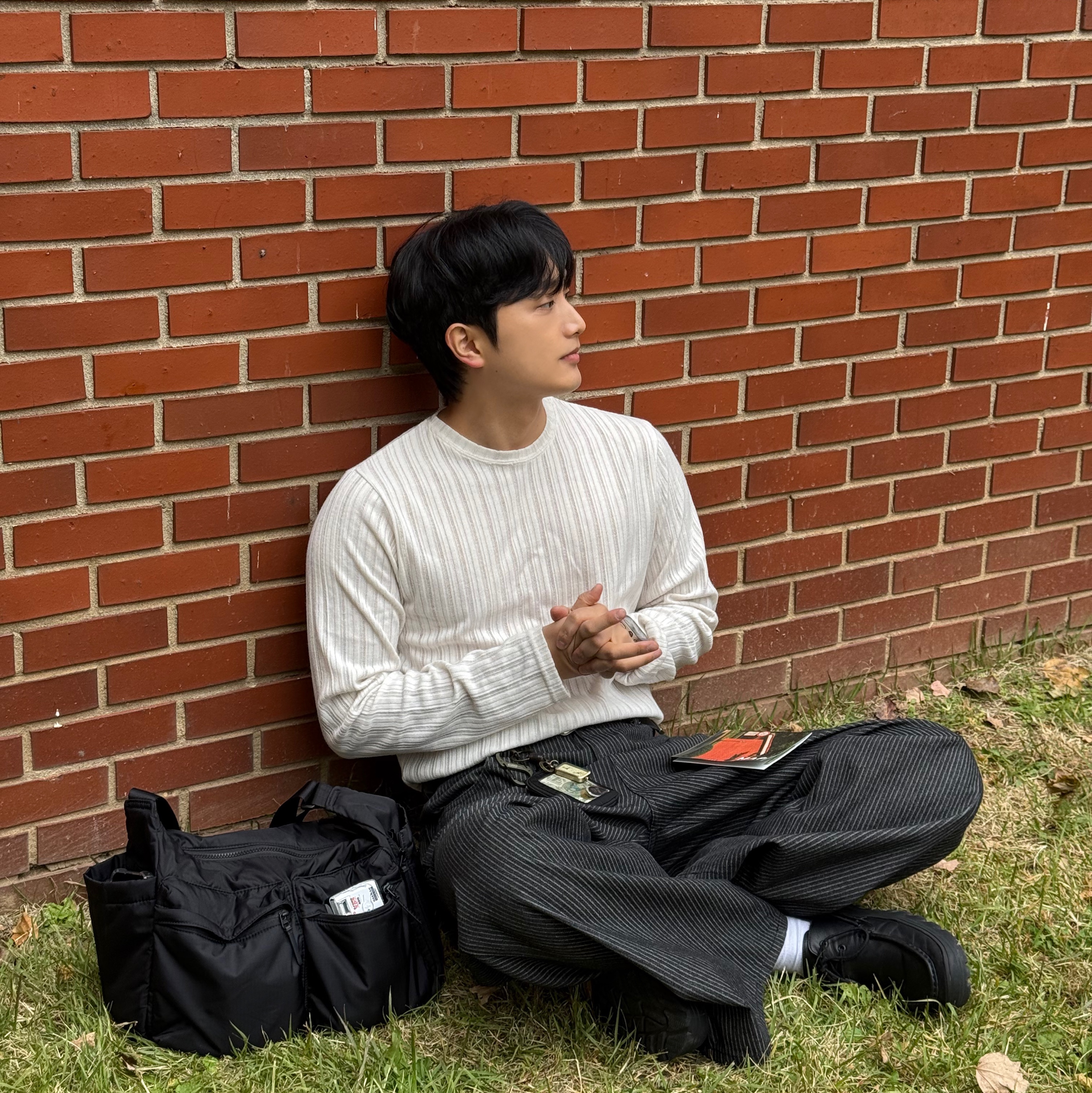 Uniqlo Multi Pocket Shoulder Bag Black, Zara Vibram Leather Deck Shoes Black 착용 스타일 - 1