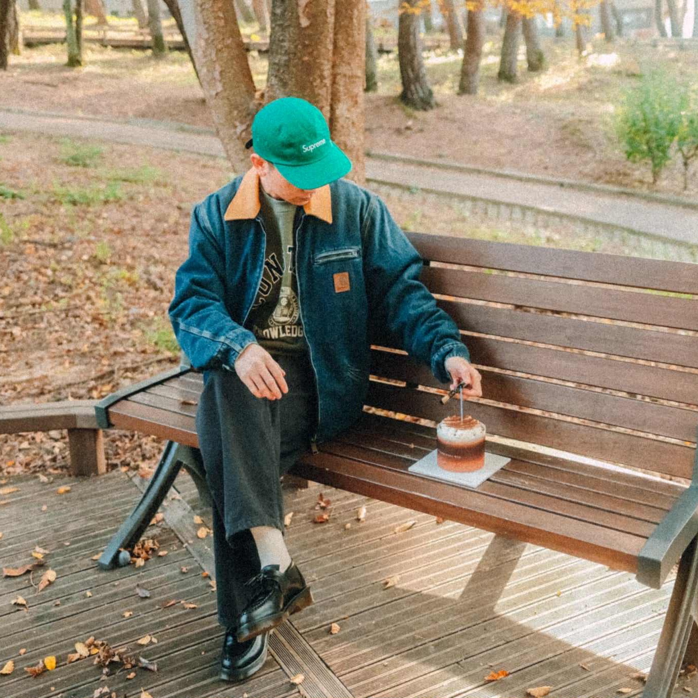 Carhartt WIP OG Detroit Jacket Blue Dusty Hamilton Brown, Dr. Martens Adrian Smooth Black 착용 스타일