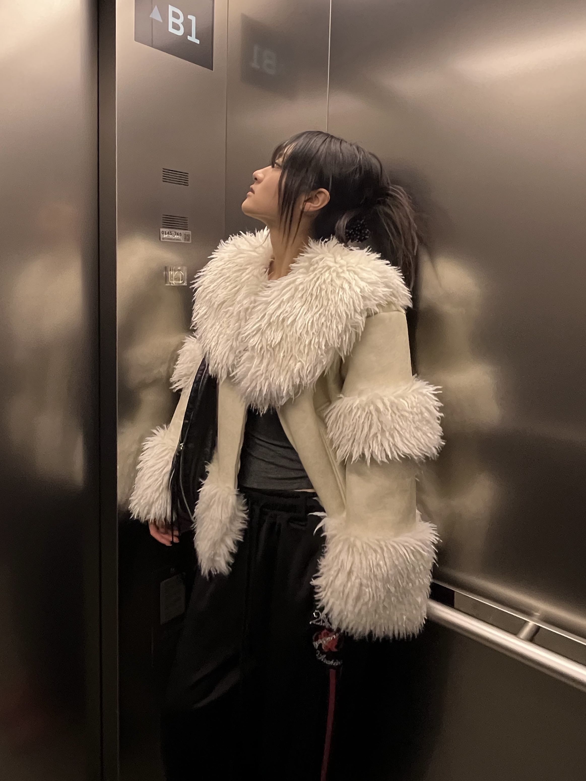 WET TAG Wide Collar Leather Shearling Jacket White 착용 스타일 - 5