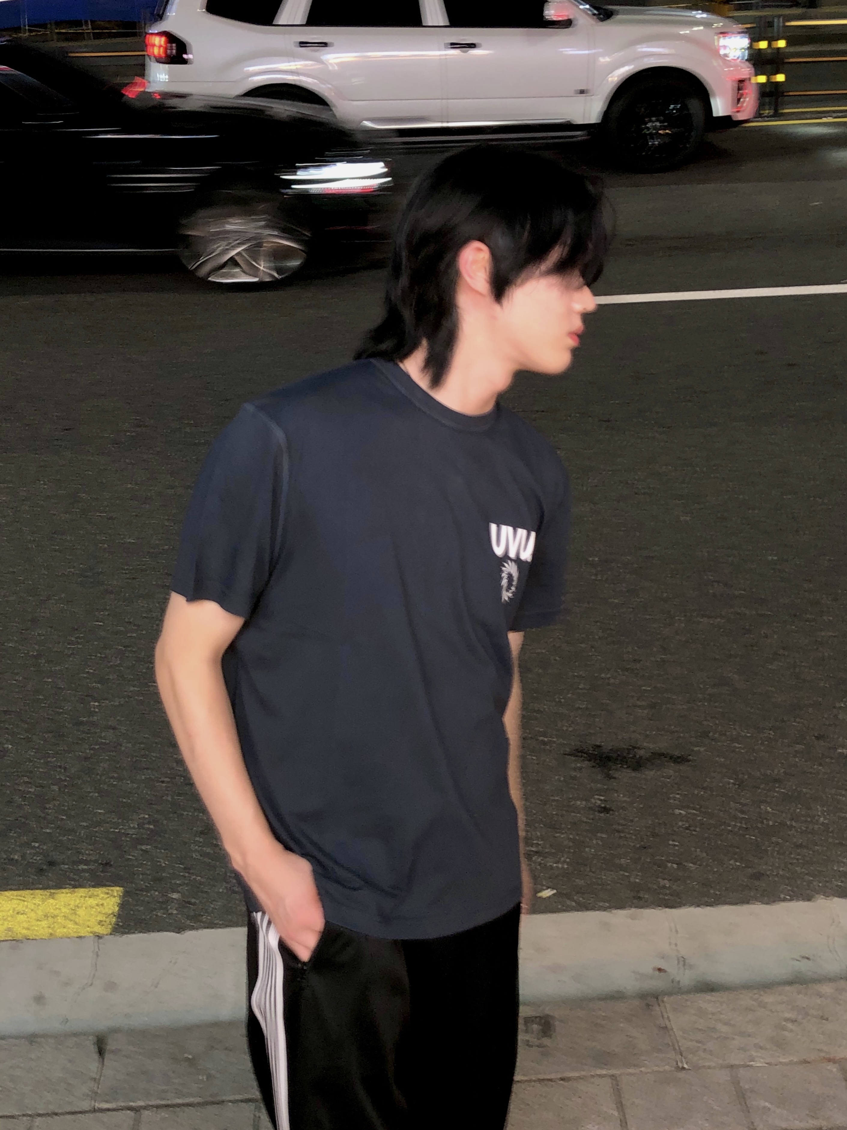 UVU Insignia T-Shirt Black 착용 스타일 - 3