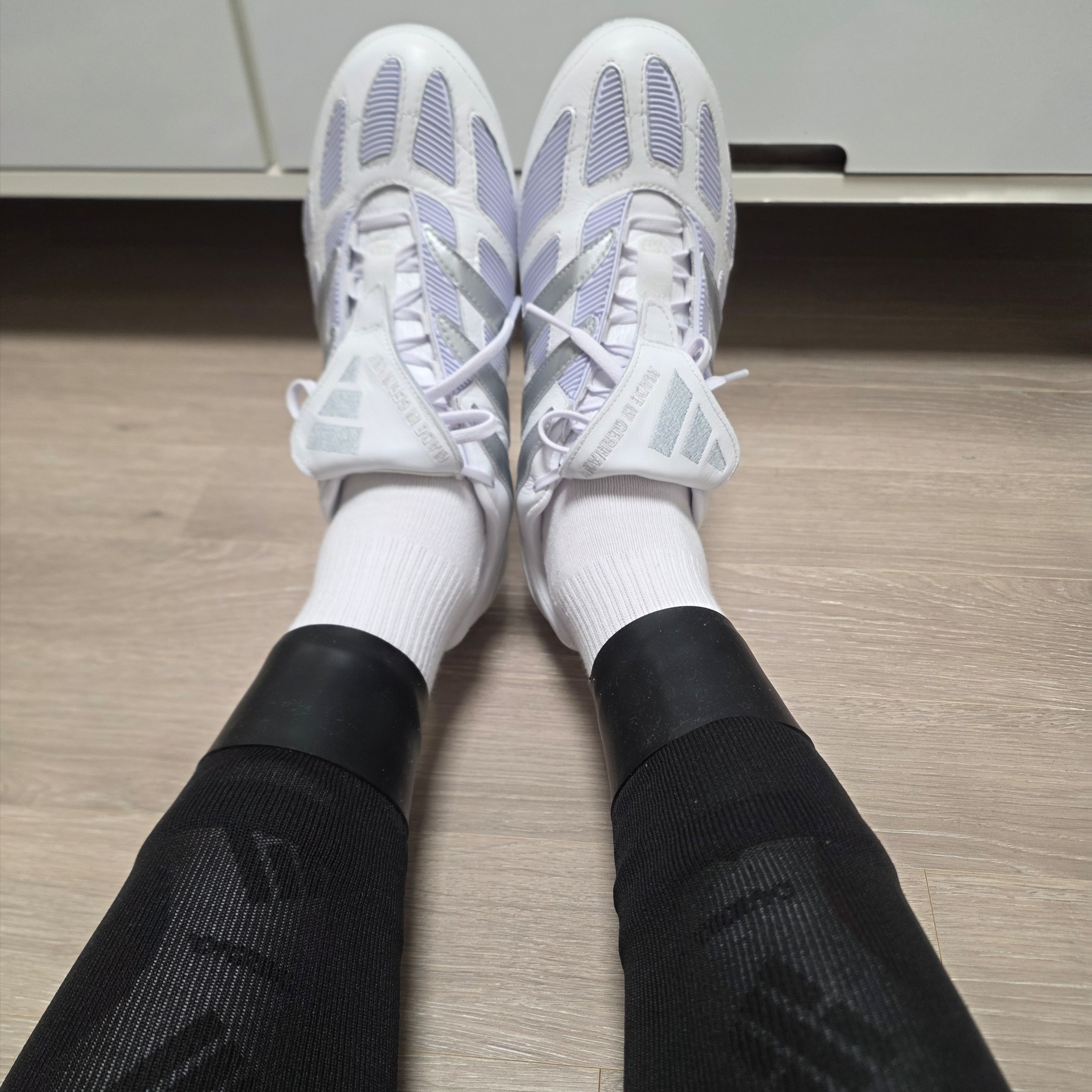 Adidas Predator Precision FG Cloud White Silver Metallic 착용 스타일 - 1