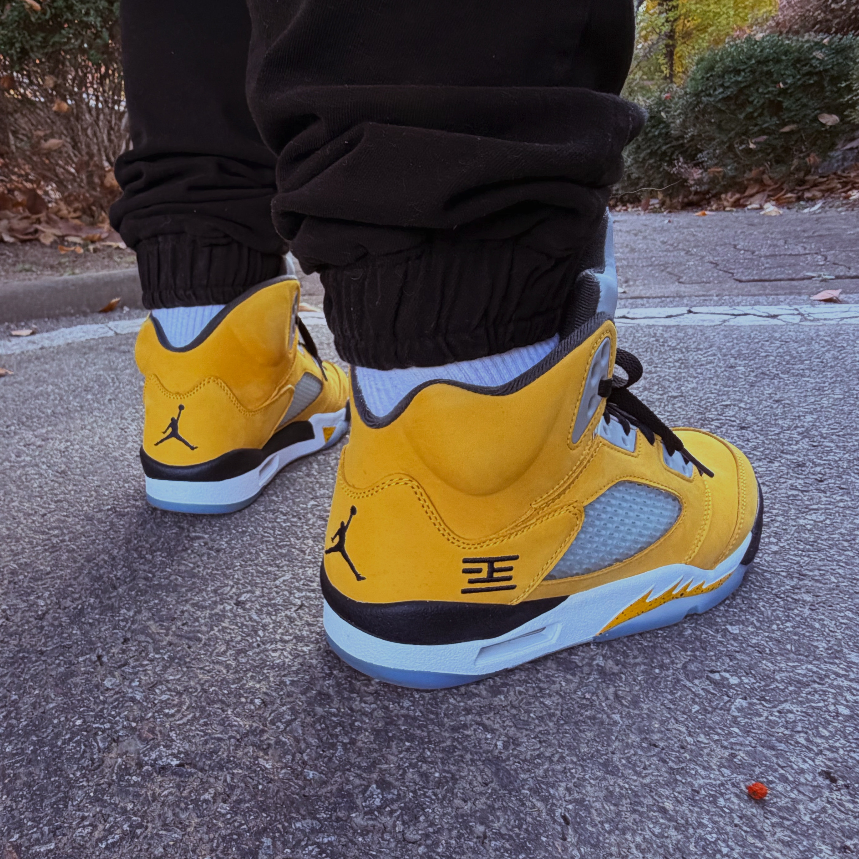 Jordan 5 Retro Varsity Maize and Wolf Grey 착용 스타일