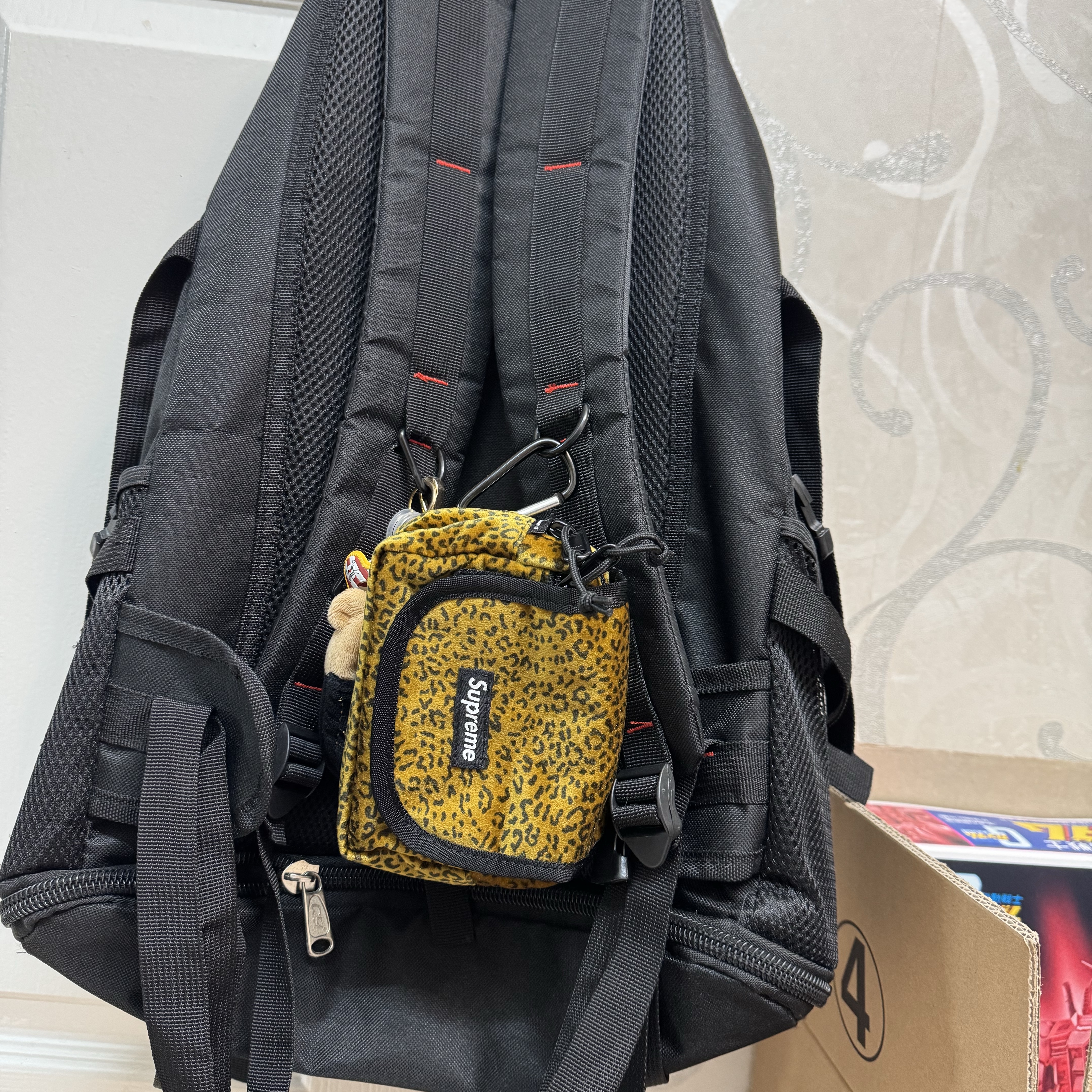 Supreme Velvet Mini Pouch Tan Leopard - 25FW 착용 스타일