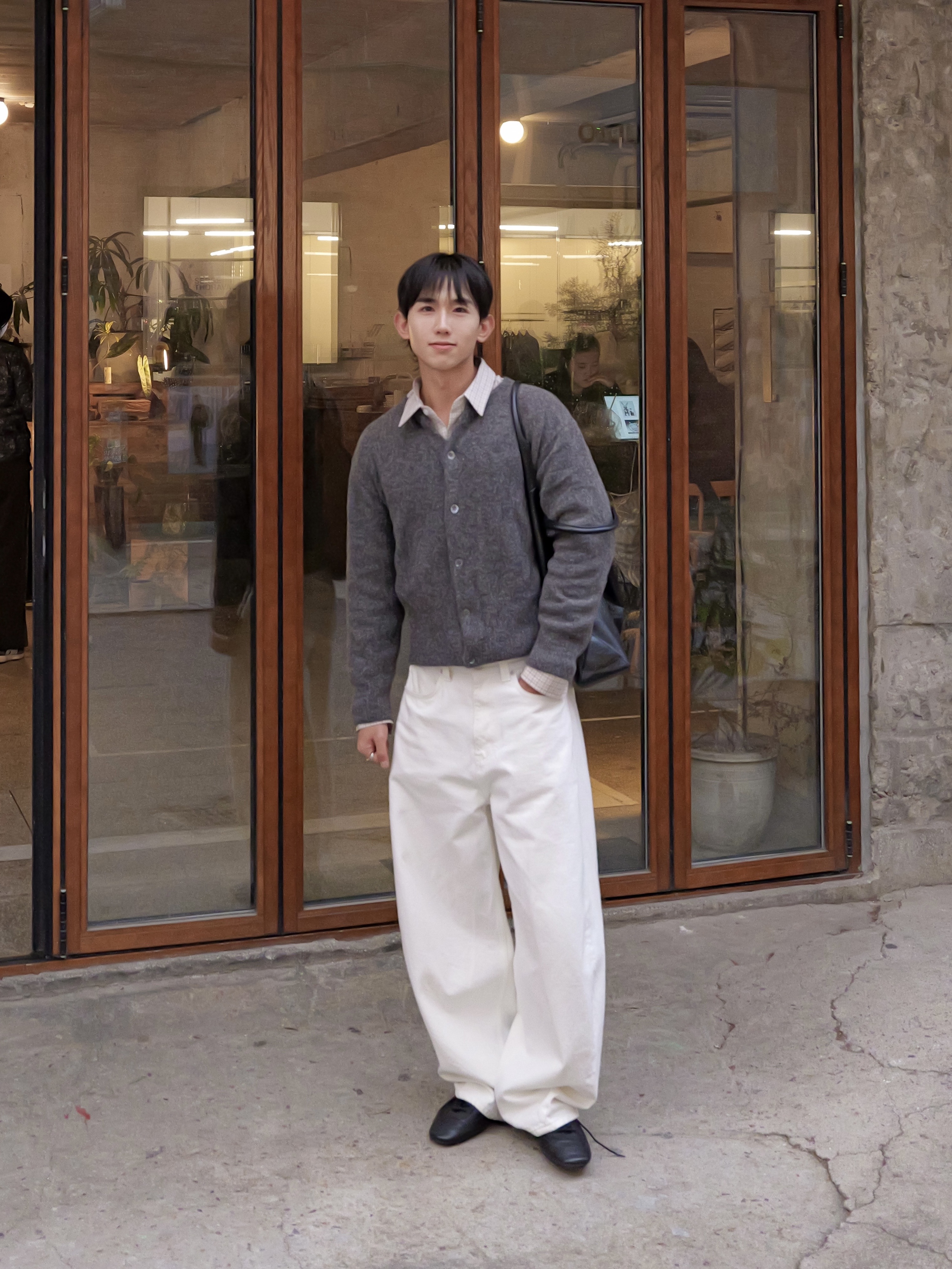 noun Wide Curved Denim Pants White, LOSTGARDEN UNIFORM Driving Sneakers Black 착용 스타일 - 4