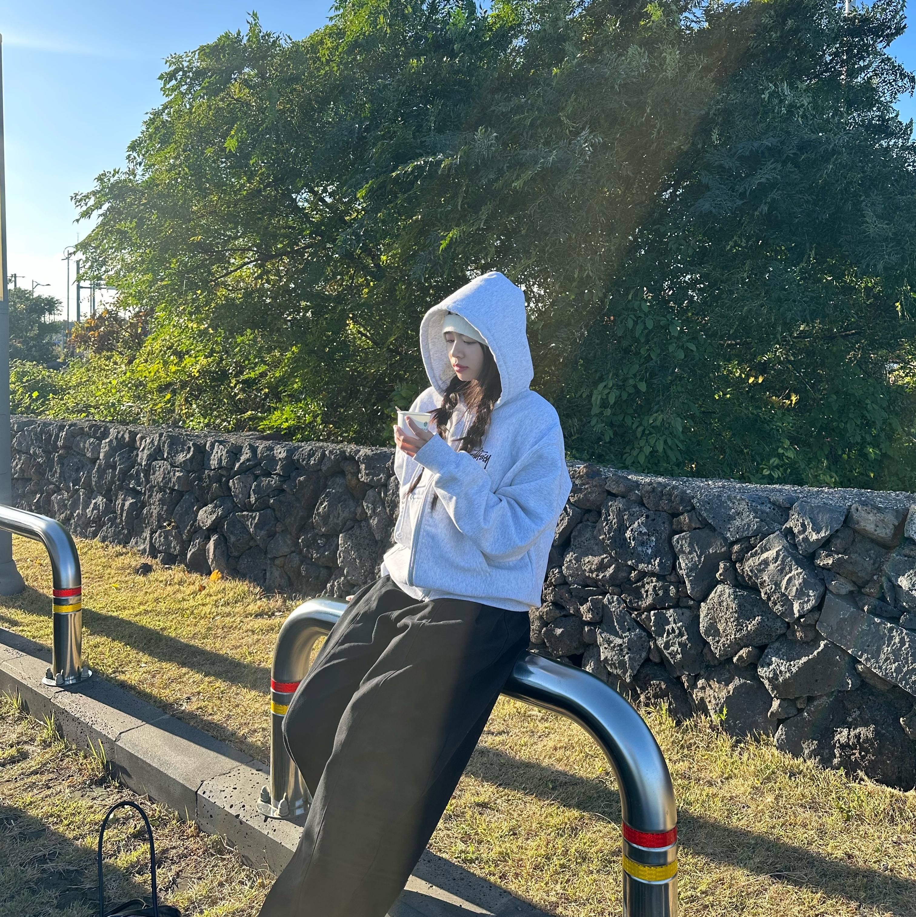 Stussy Basic Stussy Zip Hoodie Ash Heather, Matin Kim Logo Jacquard Short Beanie White 착용 스타일 - 2