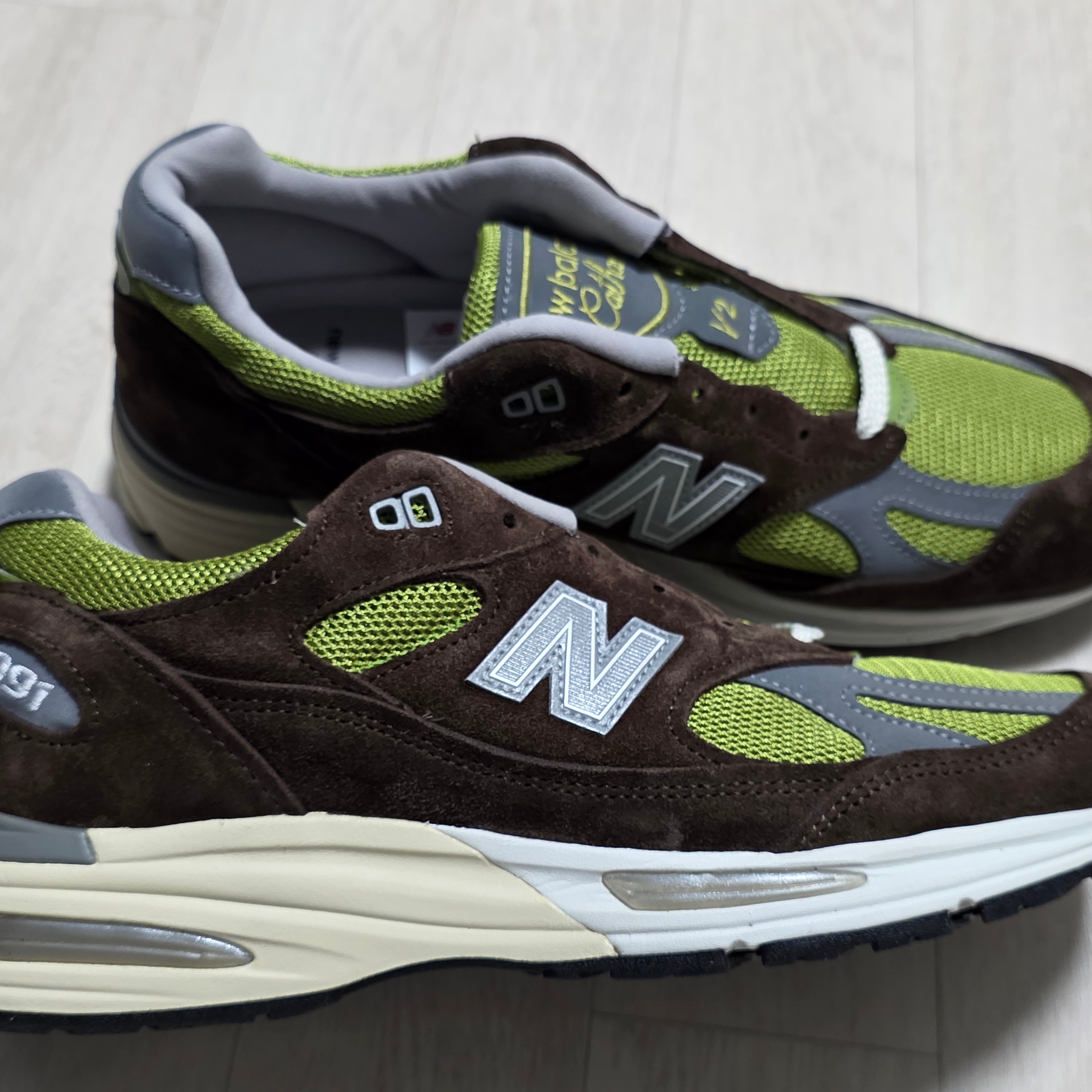 New Balance × Danielle Cathari 991v2 Chocolate Brown Pistachio 착용 스타일 - 1