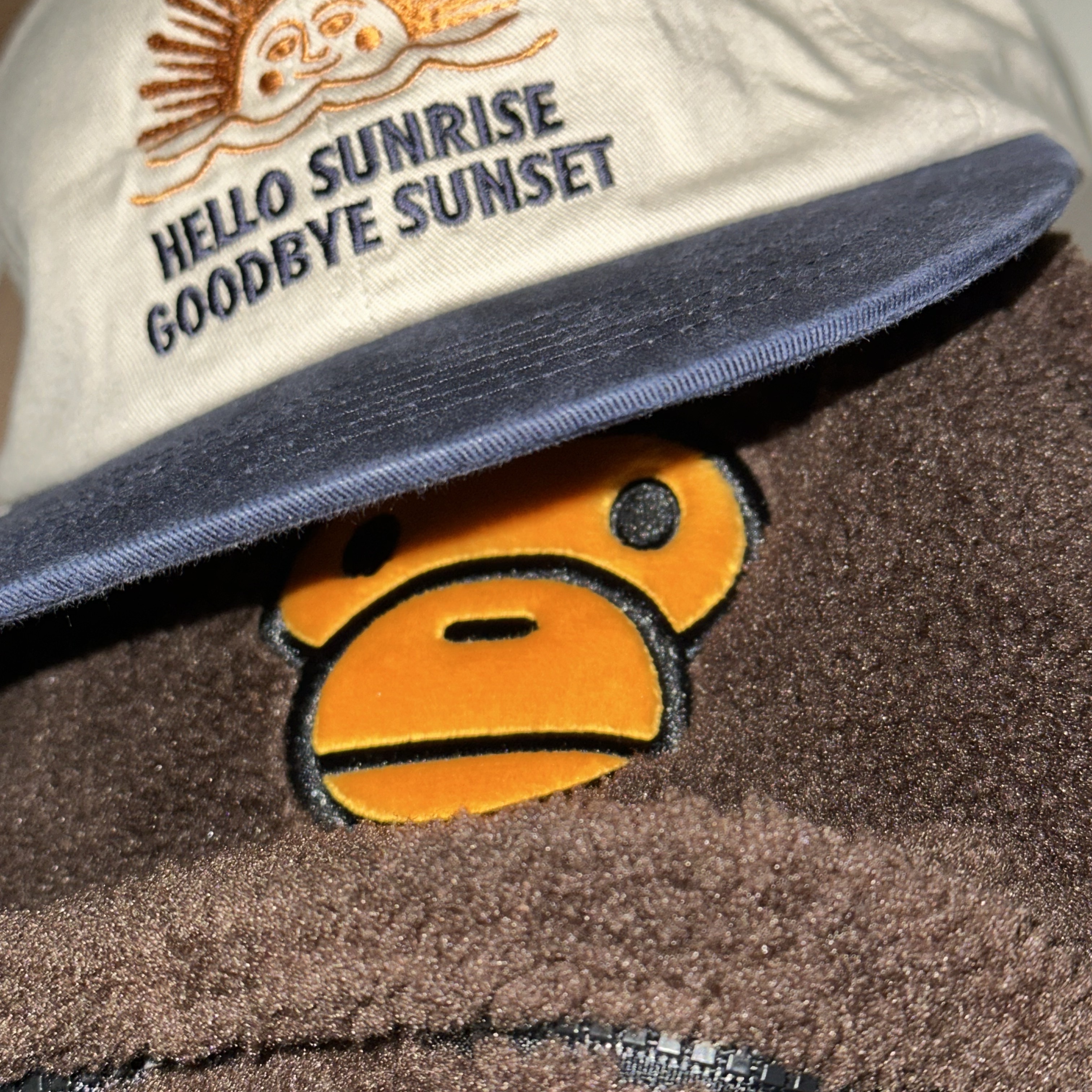 BAPE Baby Milo Mini Fur Backpack Brown, Hello Sunrise 90s Logo 6Panel Cap Beige & Navy 착용 스타일