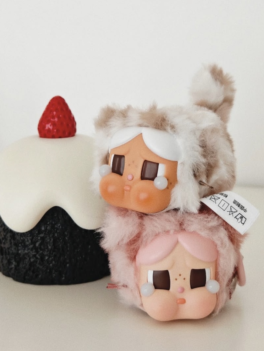 Pop Mart Crybaby Wild But Cutie Series Vinyl Plush Pendant Vanilla Cutie (Opened Case), Pop Mart Crybaby Wild But Cutie Series Vinyl Plush Pendant Pink Cutie (Opened Case) 착용 스타일