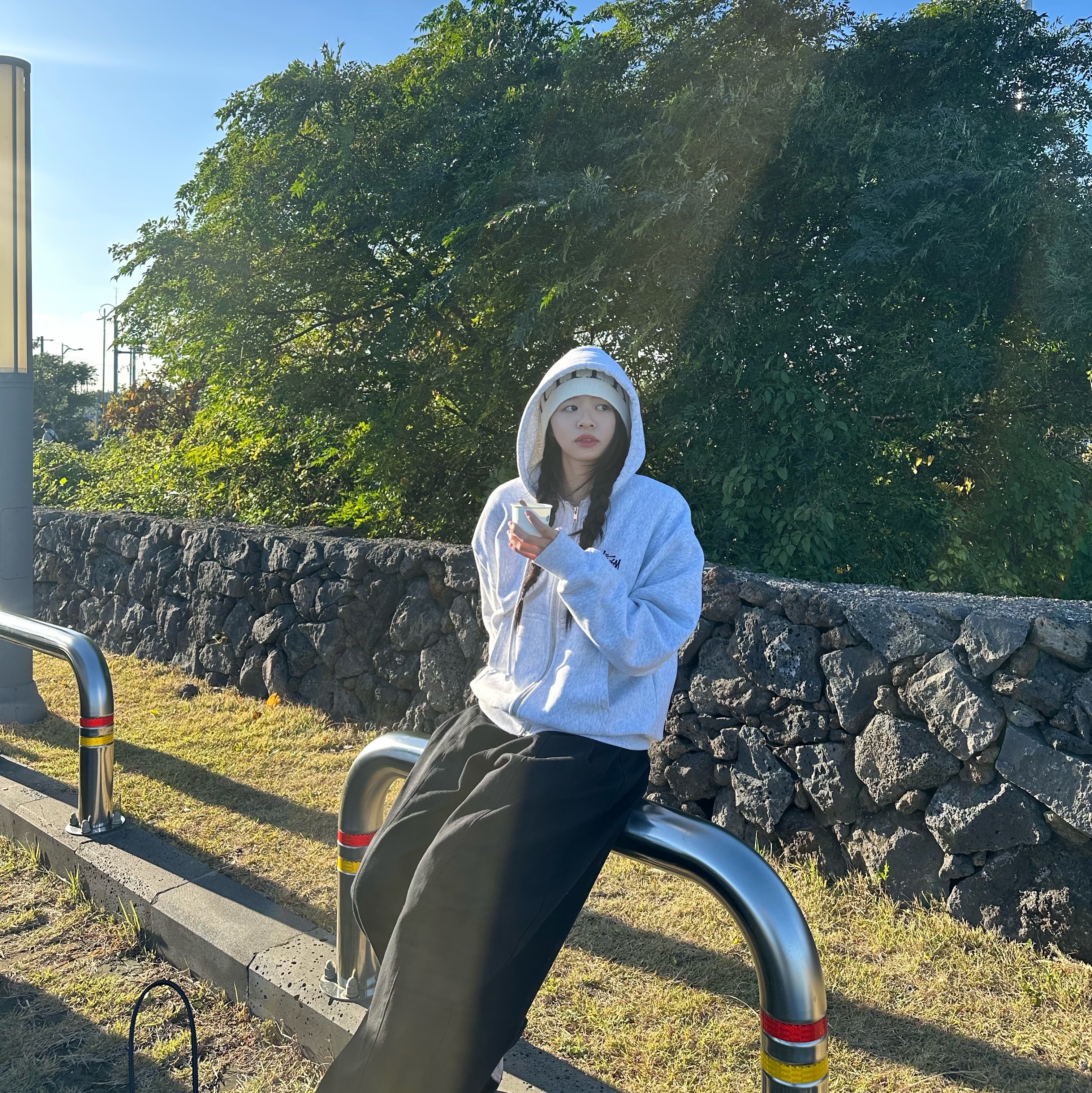 Stussy Basic Stussy Zip Hoodie Ash Heather, Matin Kim Logo Jacquard Short Beanie White 착용 스타일 - 3