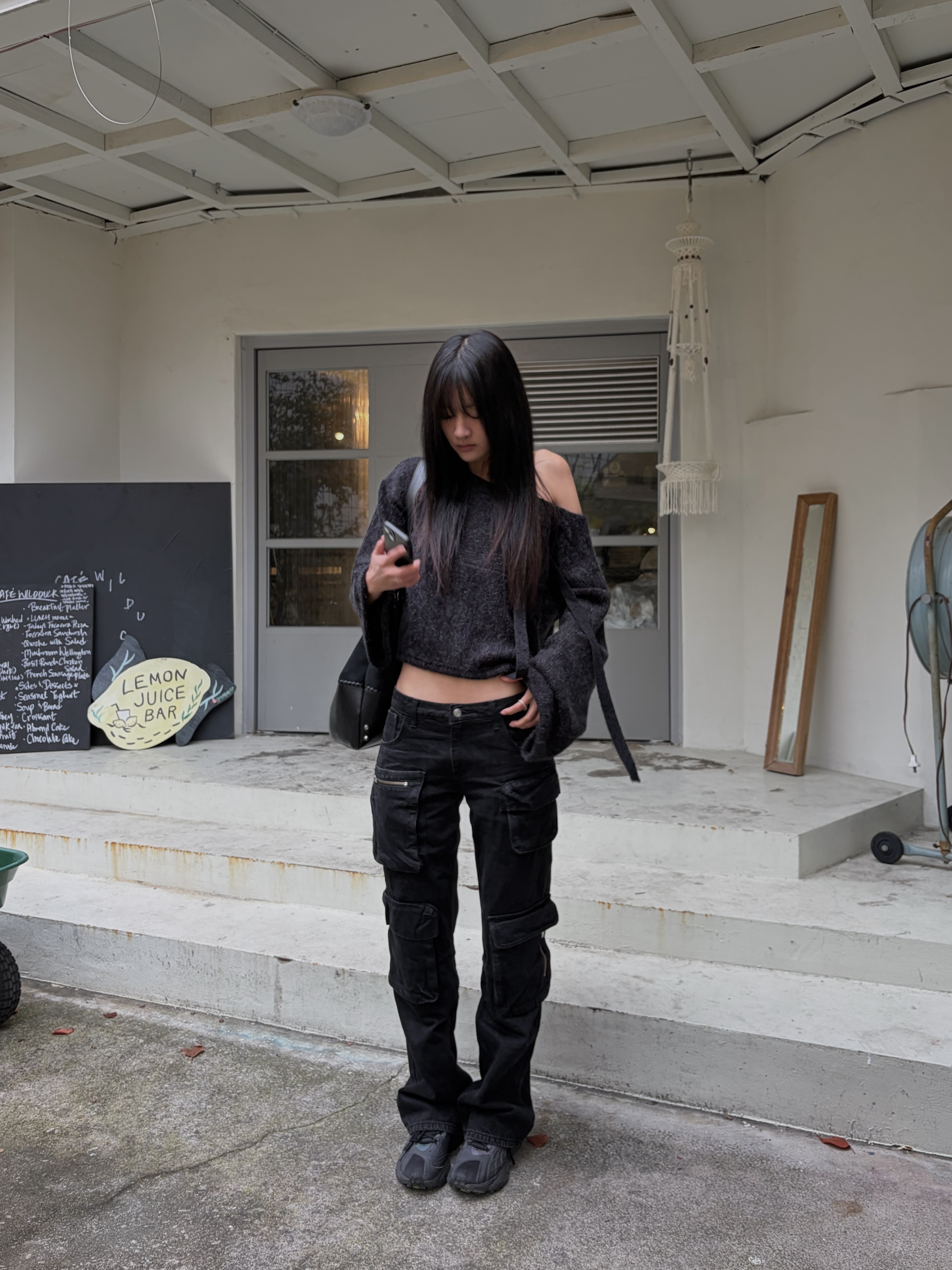 WET TAG W Wide Neck Sweater Charcoal 착용 스타일 - 2