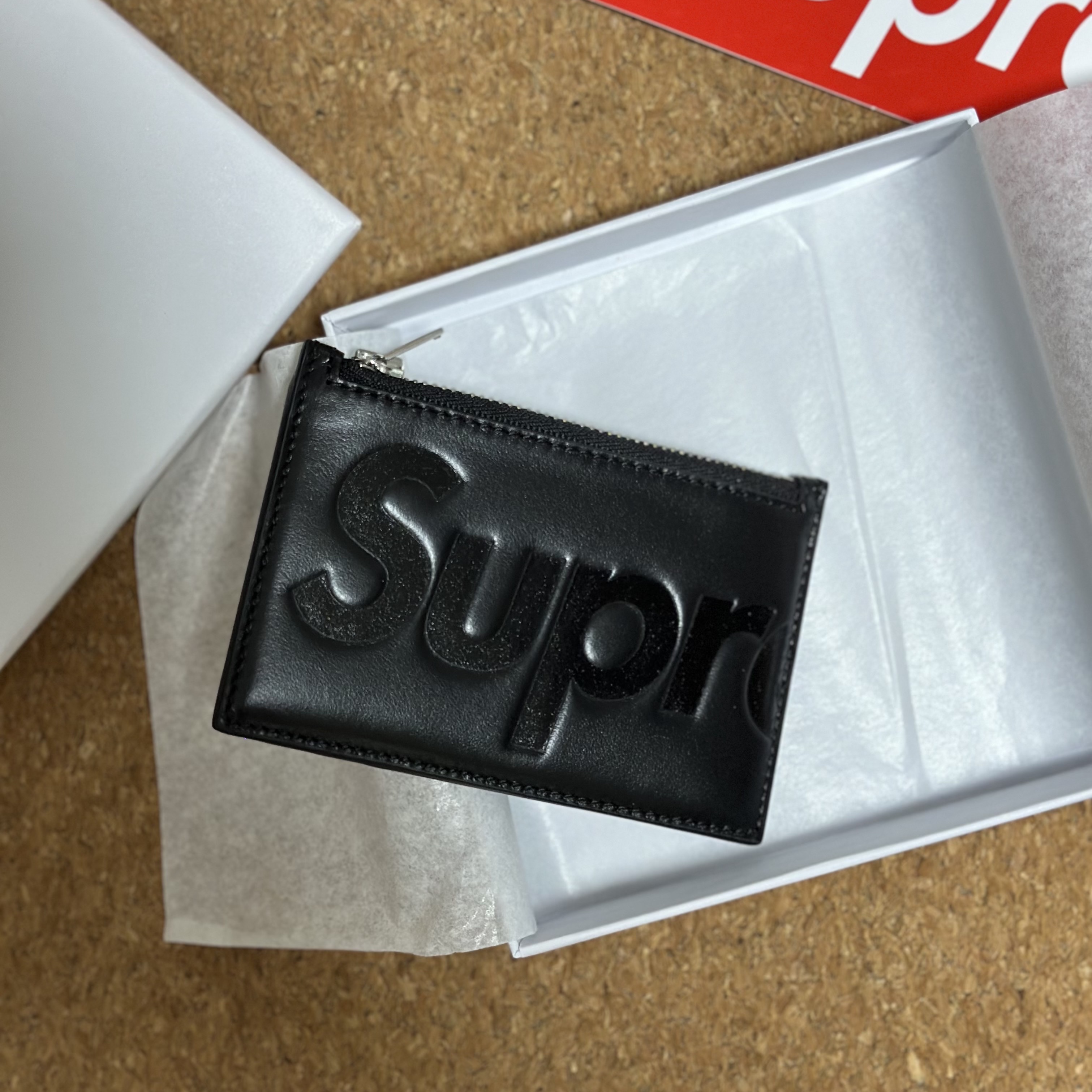 Supreme Leather Zip Card Holder Black 착용 스타일 - 2
