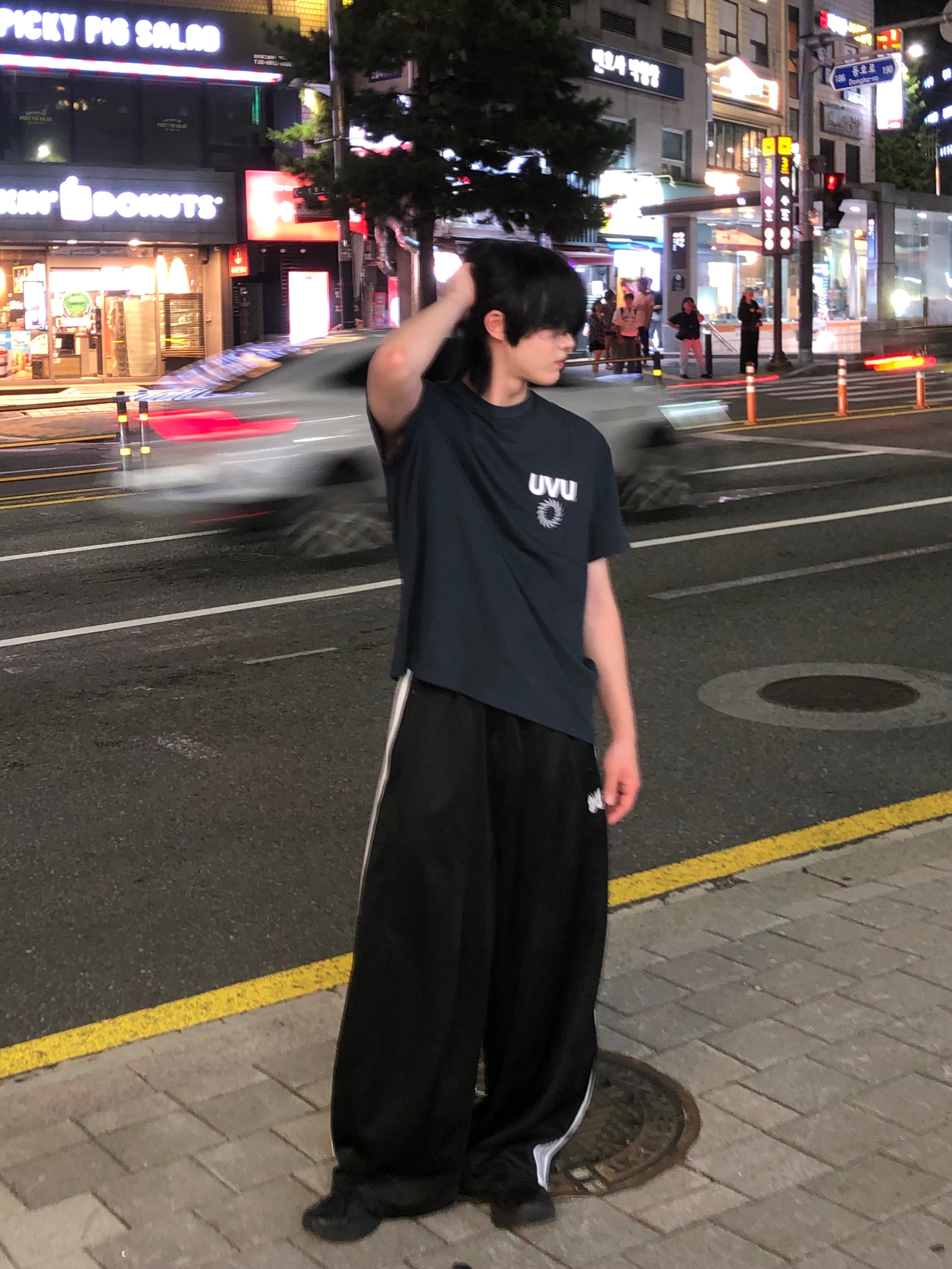 UVU Insignia T-Shirt Black 착용 스타일 - 2