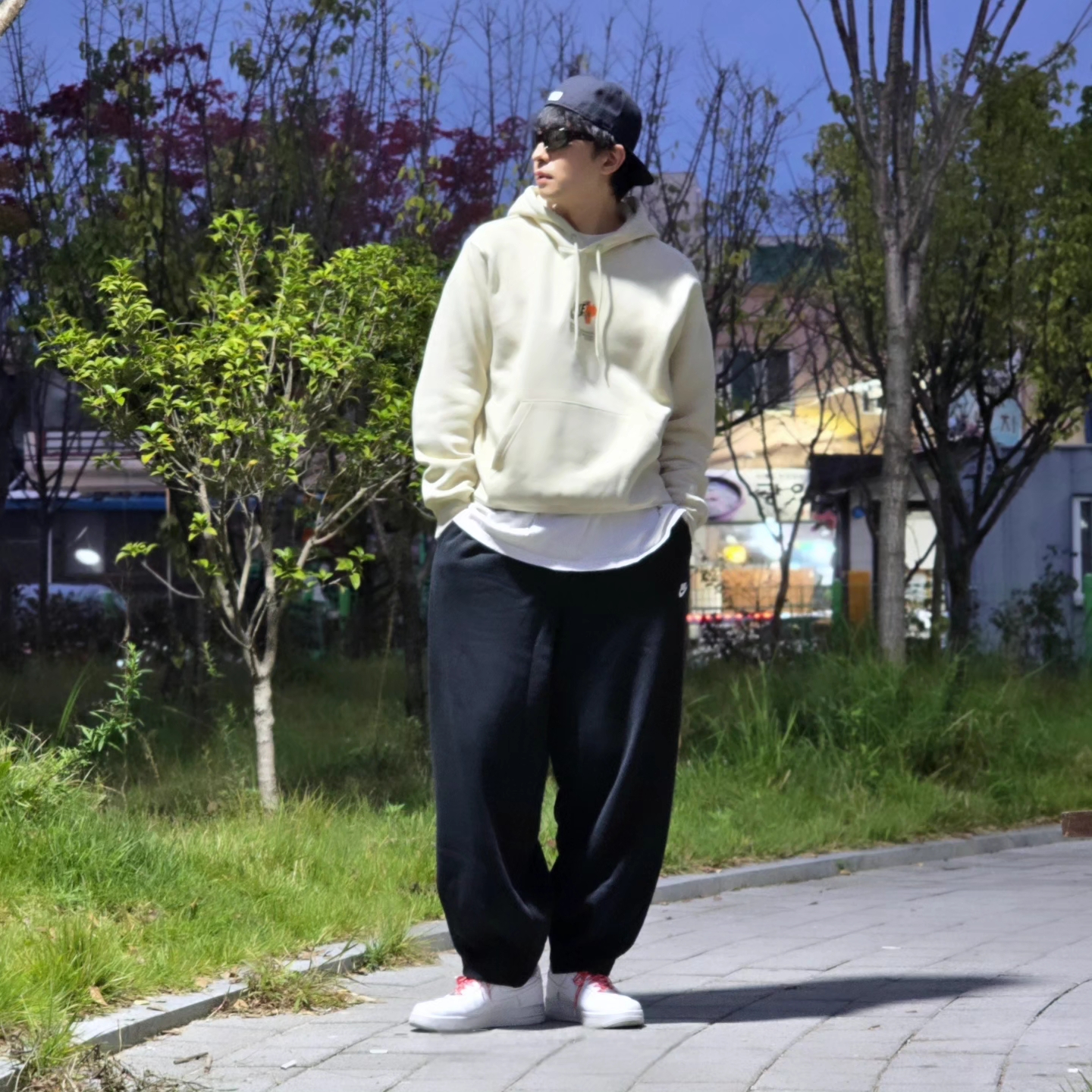 New Era 59Fifty MLB Authentic New York Yankees Game Navy, Nike Club Fleece Pullover Hoodie Light Khaki 착용 스타일 - 3