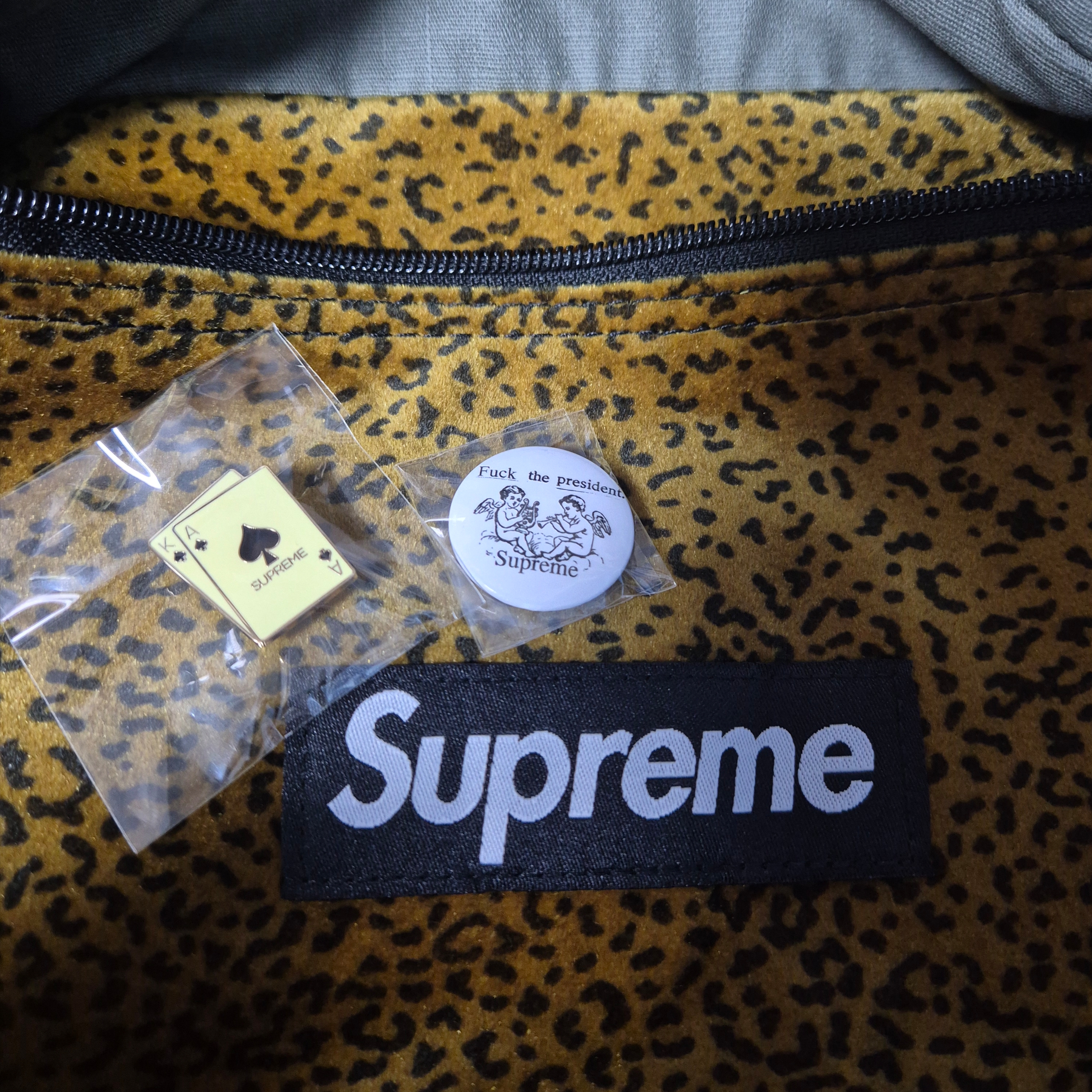 Supreme Velvet Backpack Tan Leopard - 25FW 착용 스타일 - 2