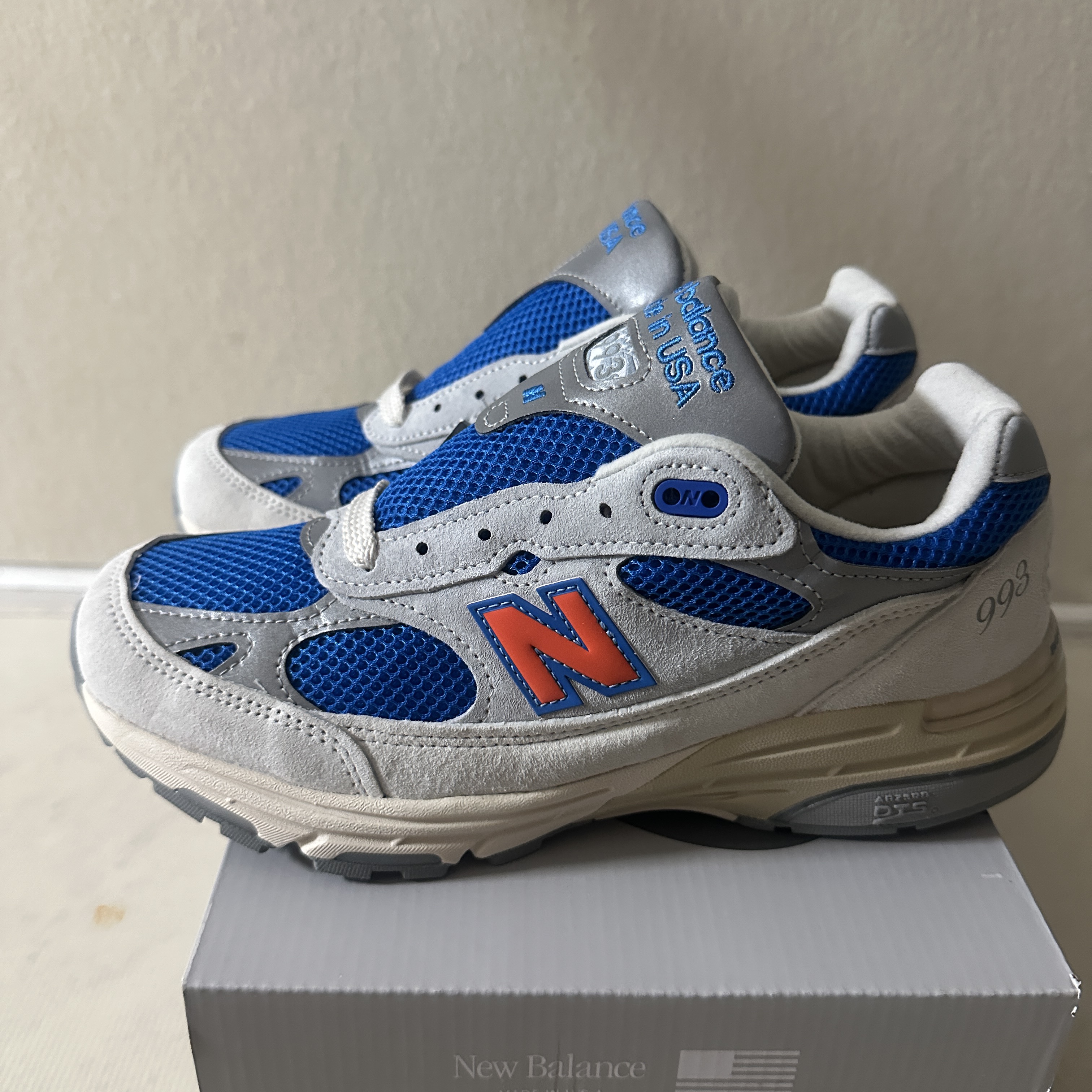 New Balance x Kith x Madison Square Garden 993 Made in USA Ancient Scroll Grey Matter 착용 스타일 - 2