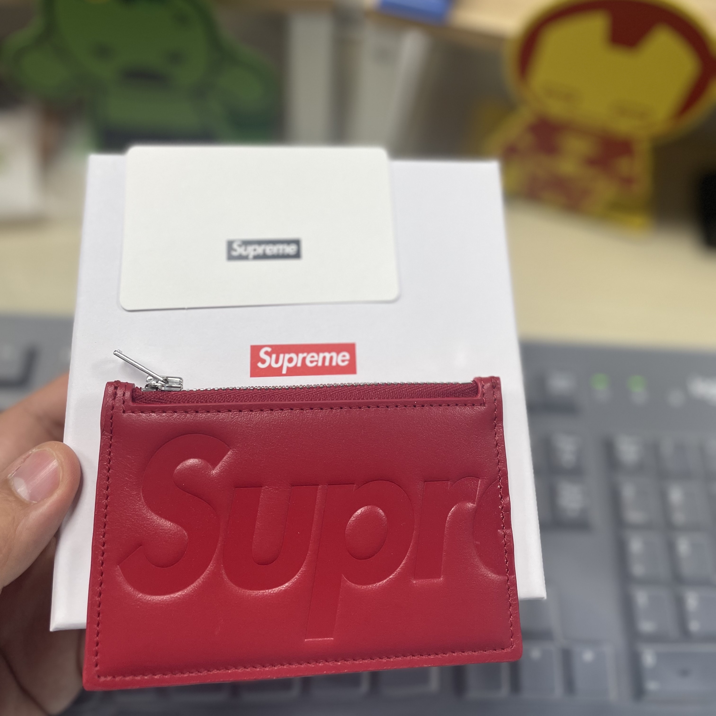 Supreme Leather Zip Card Holder Red 착용 스타일