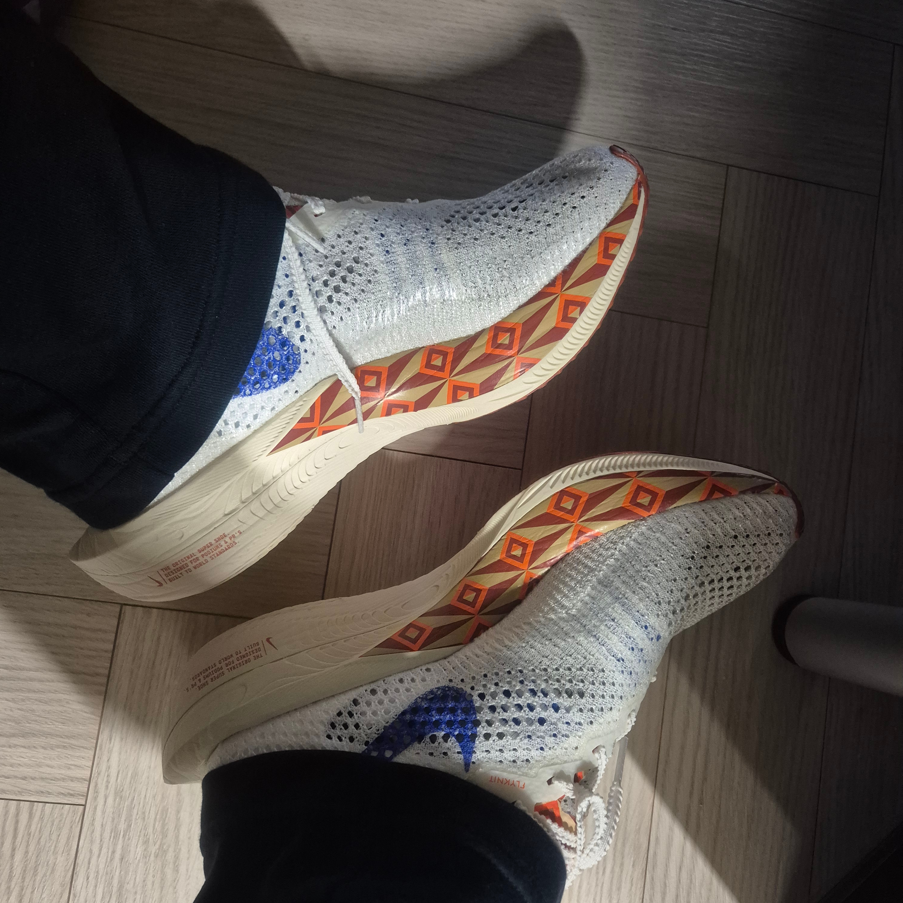Nike ZoomX Vaporfly Next% 3 PRM Sail Hyper Royal 착용 스타일 - 2