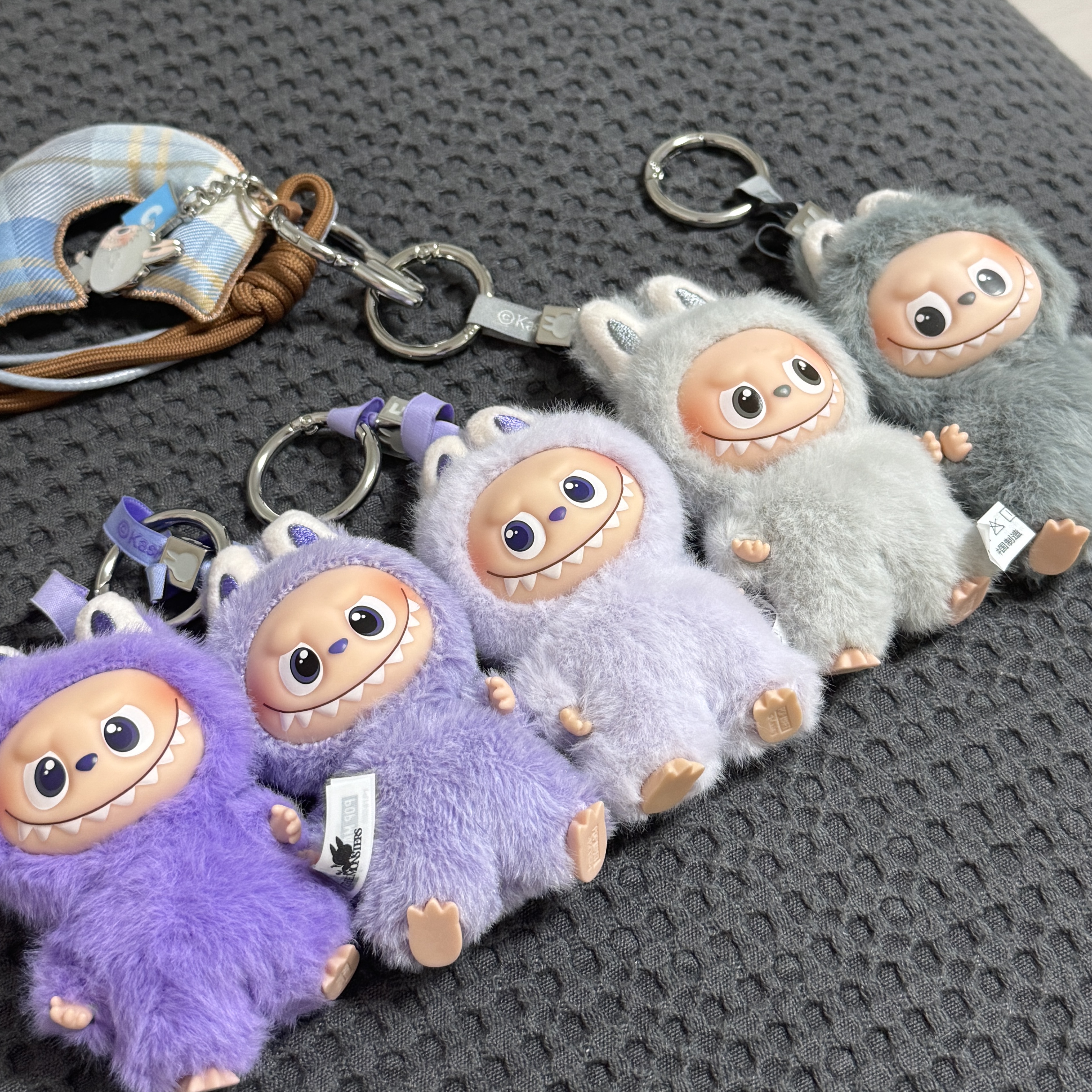 Pop Mart Labubu The Monsters Pin For Love Series - Letter Pendant (A-M) C (Opened Case), Pop Mart Labubu The Monsters Pin For Love Series Vinyl Plush Pendant Sealed Case (A-M) (1 Blind Box) 착용 스타일