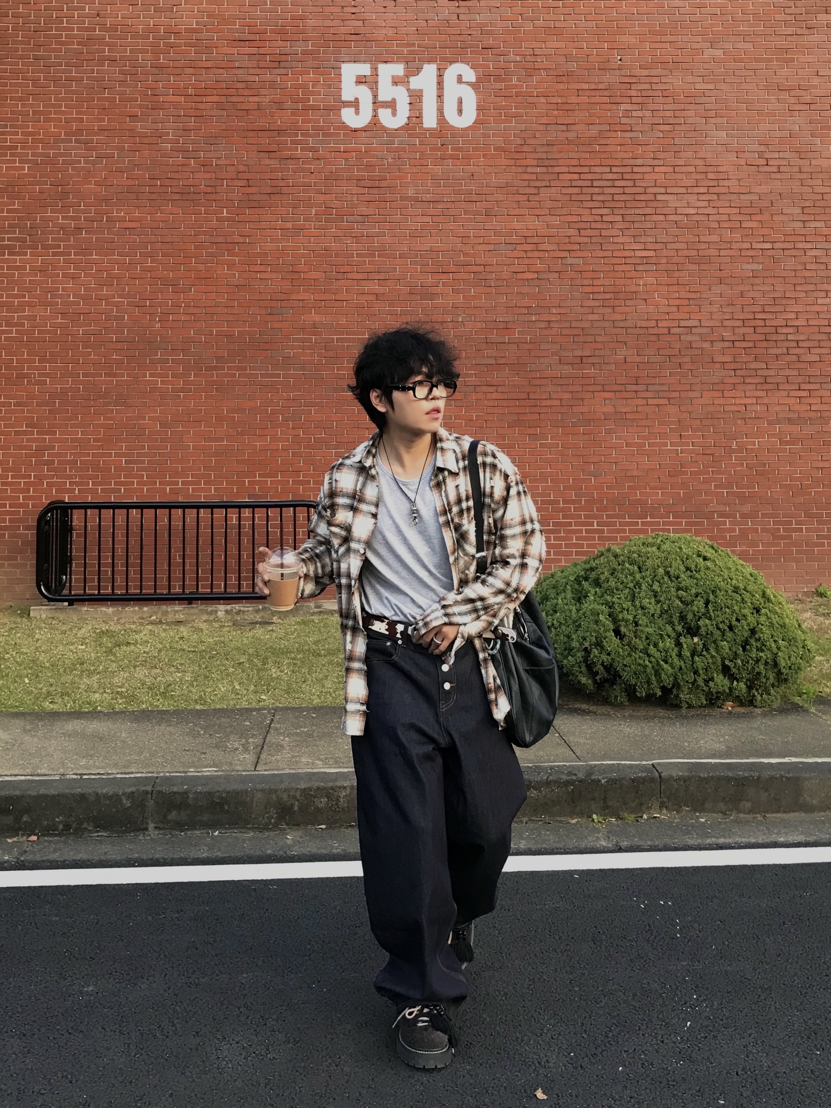 Gentle Monster x Maison Margiela MM114 Black Clear 착용 스타일 - 1