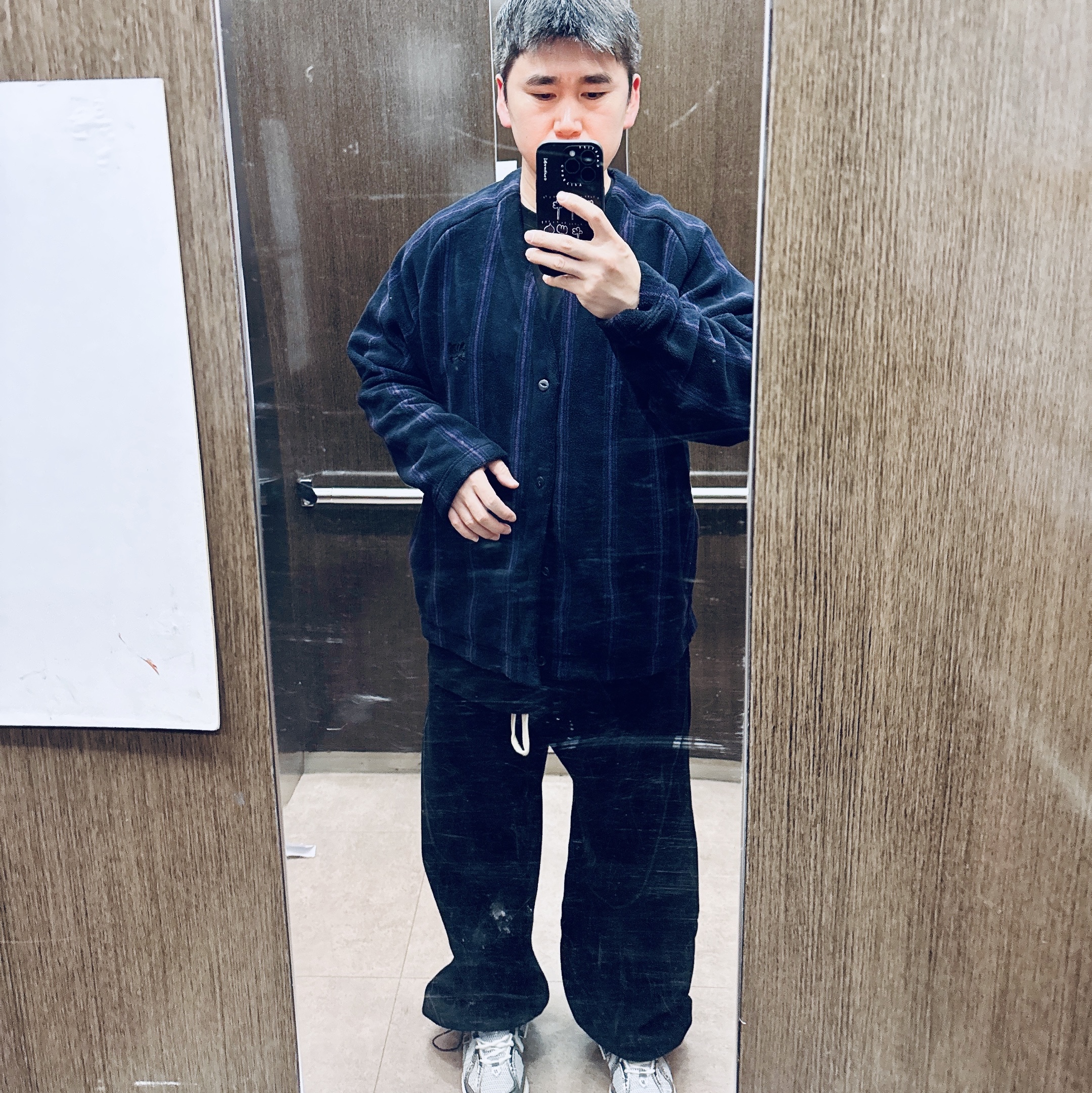 Undermycar Mu.112 Original Logo Curve Line Stitch Bonded Sweat Pants Black, Uniqlo x Needles Fleece Oversized Cardigan Black - KR 착용 스타일 - 1