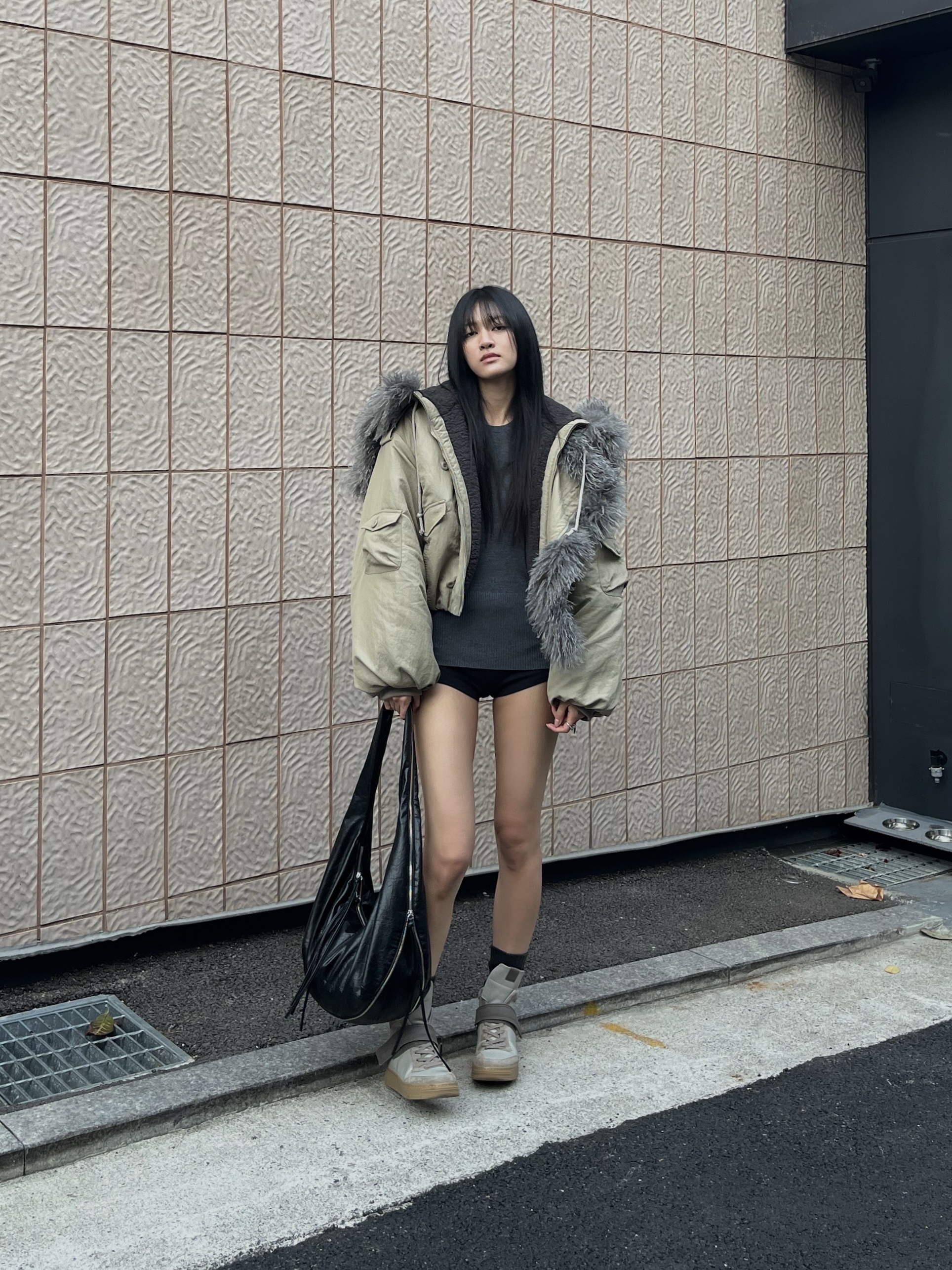 WET TAG Hooded Shearling Bomber Jacket Beige 착용 스타일 - 8