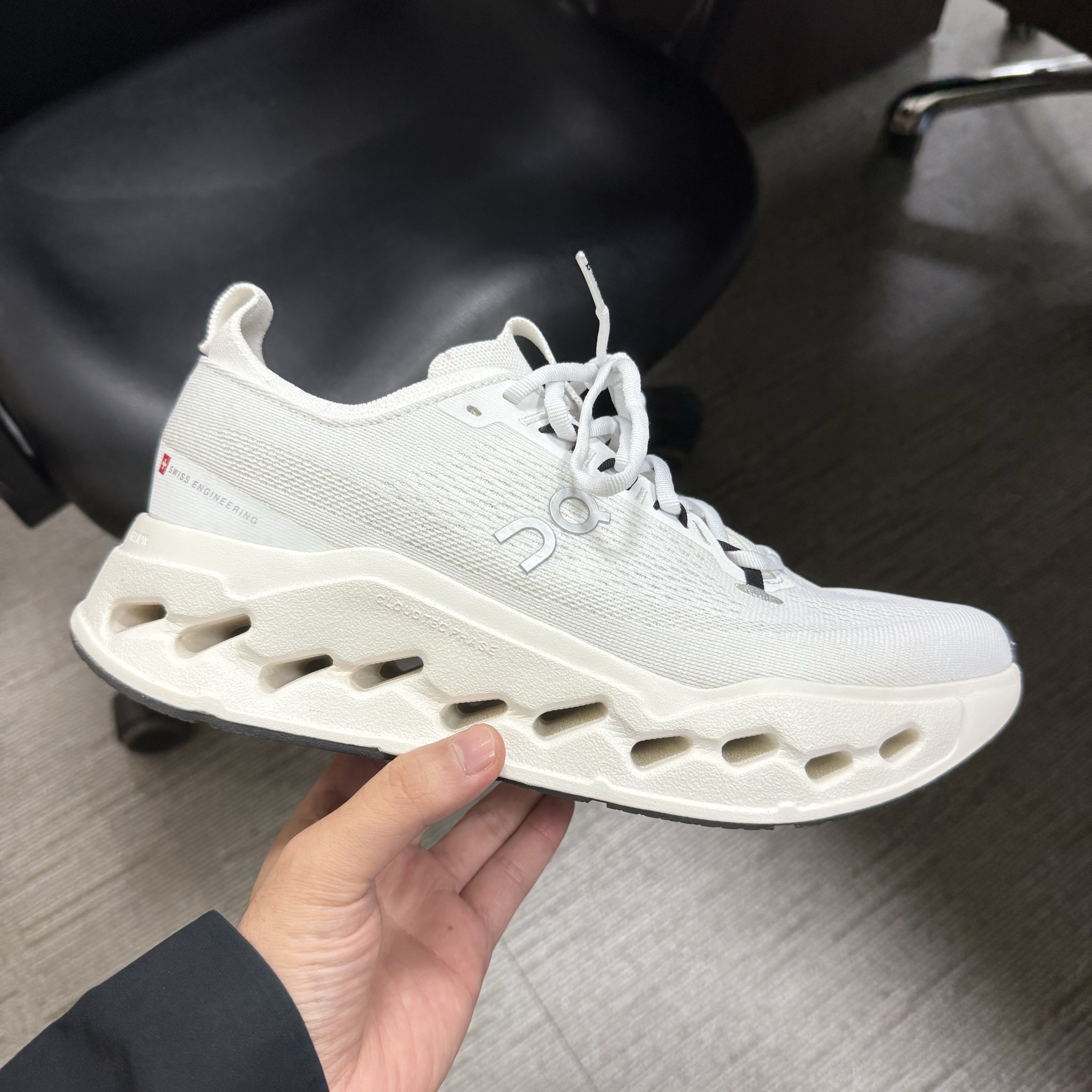 On Running Cloudsurfer Max White 착용 스타일