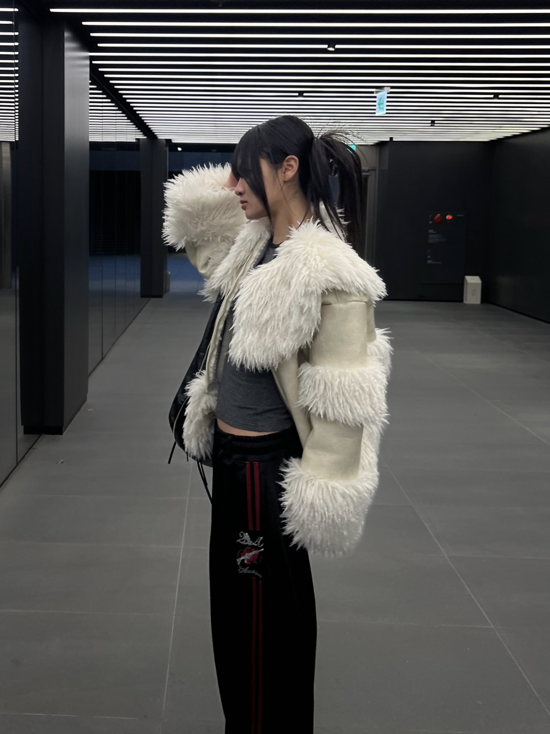 WET TAG Wide Collar Leather Shearling Jacket White 착용 스타일 - 7