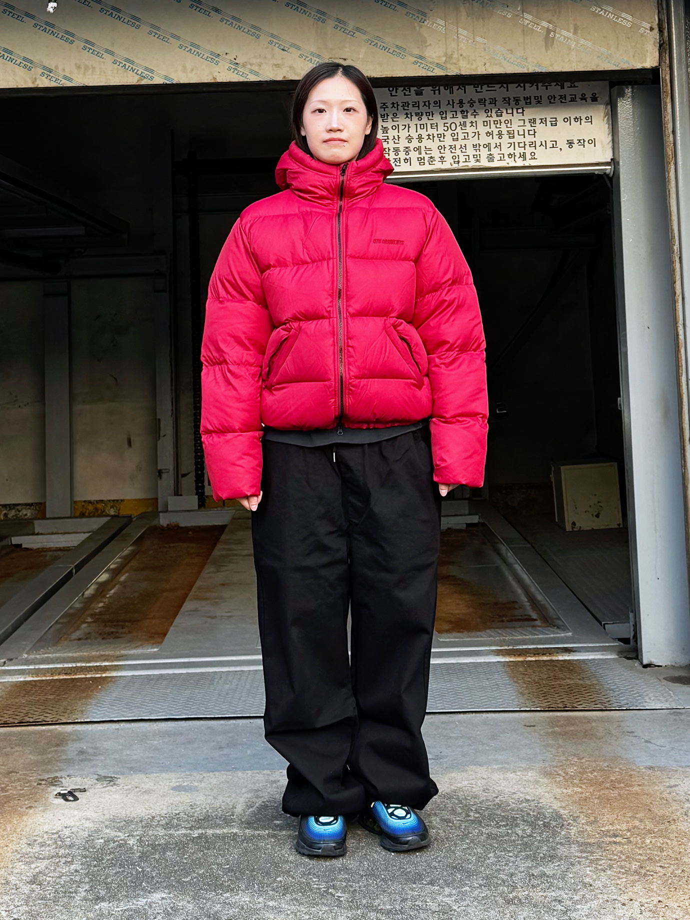 QT8 GARMENTS Duck Down Heavyweight Hoodie Jacket Red 착용 스타일 - 3