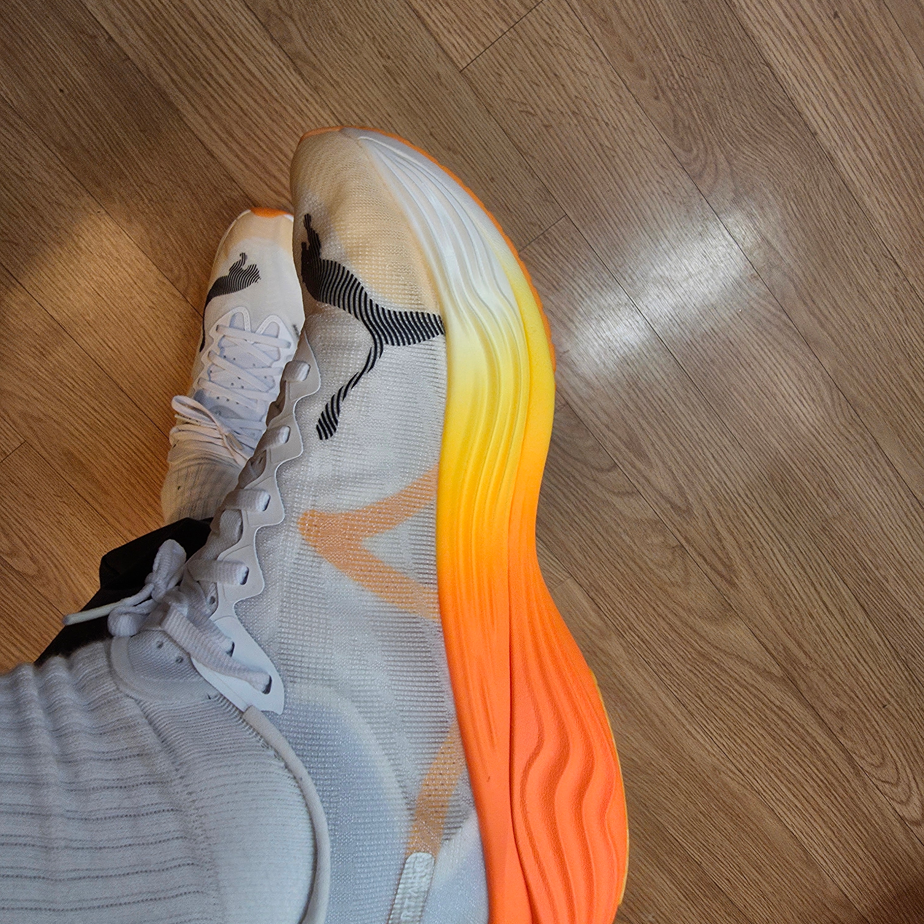 Puma Deviate Nitro Elite 3 White Sun Stream 착용 스타일 - 2