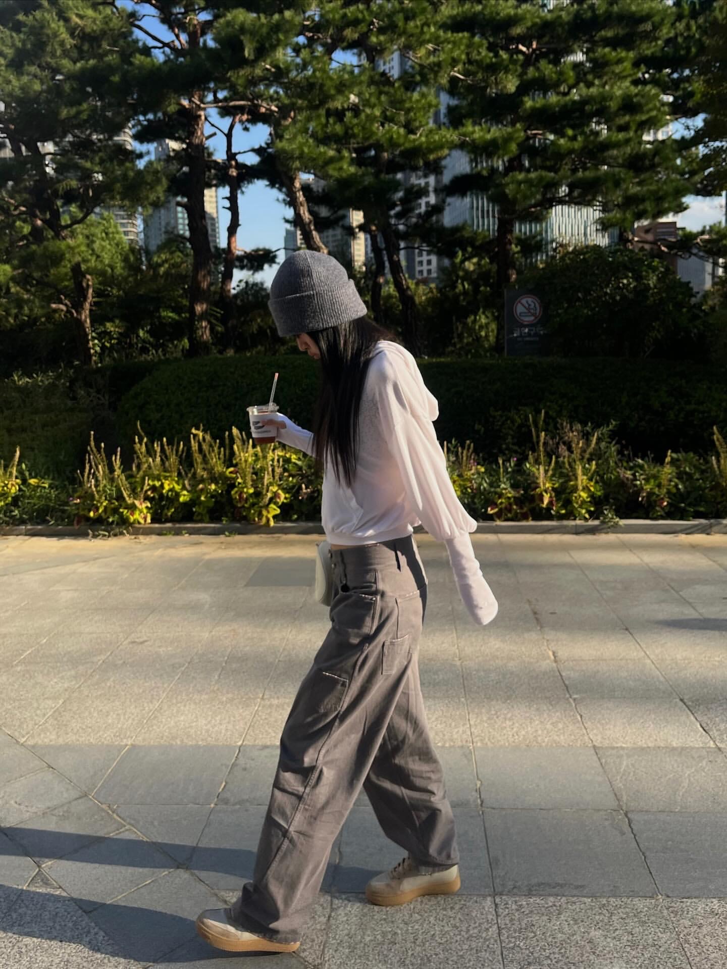 WET TAG Arm Warmer Rhinestone Zip-Up Hoodie White, WET TAG Engineered Jeans With Frill Belt Purple 착용 스타일 - 10