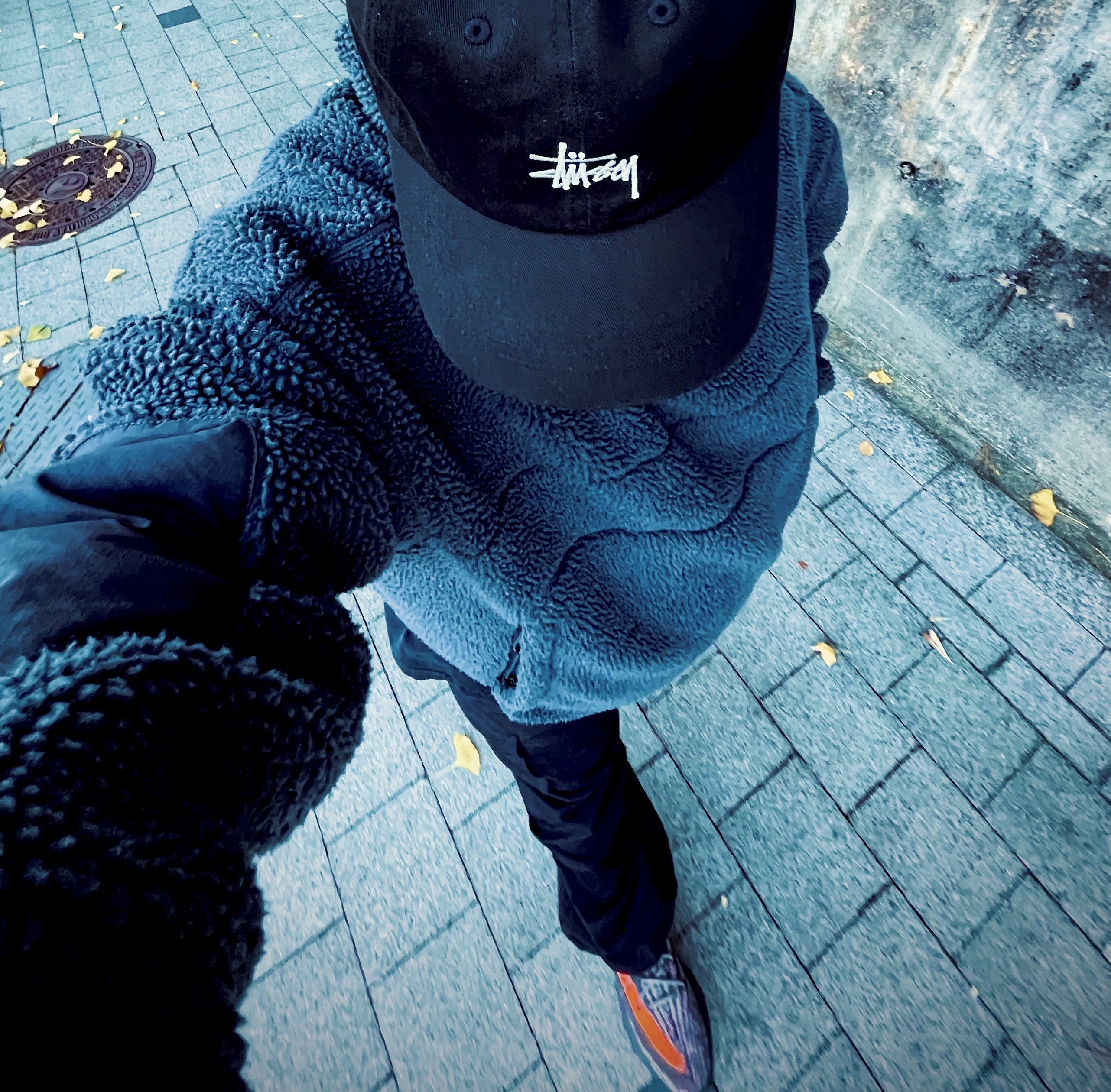 Stussy Basic Stock Low Pro Cap Black, Entire Studios Fluffy Fleece V2 Charcoal 착용 스타일