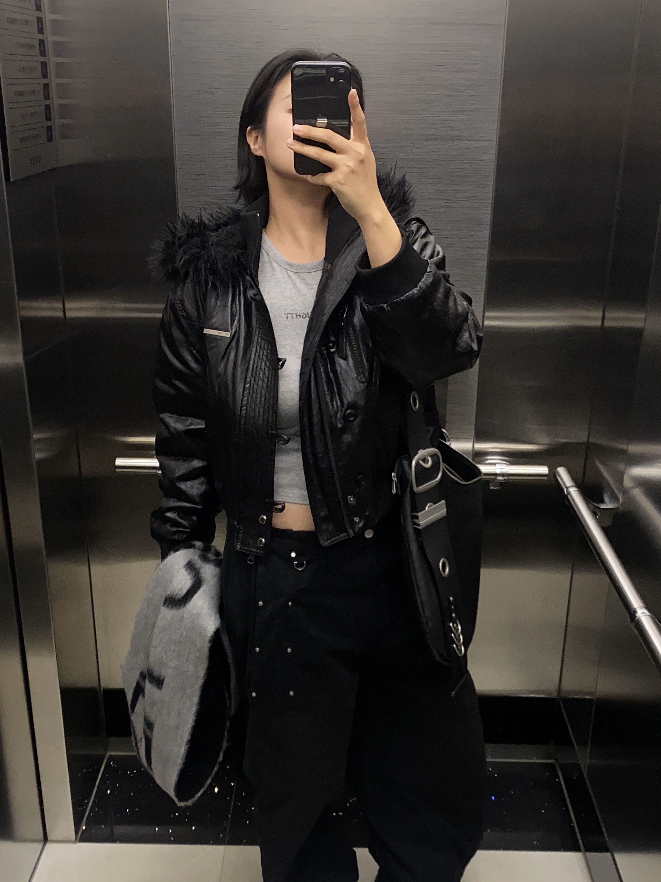 [KREAM 단독] Vacant Archive Bella Wide Strap Hobo Bag Black 착용 스타일