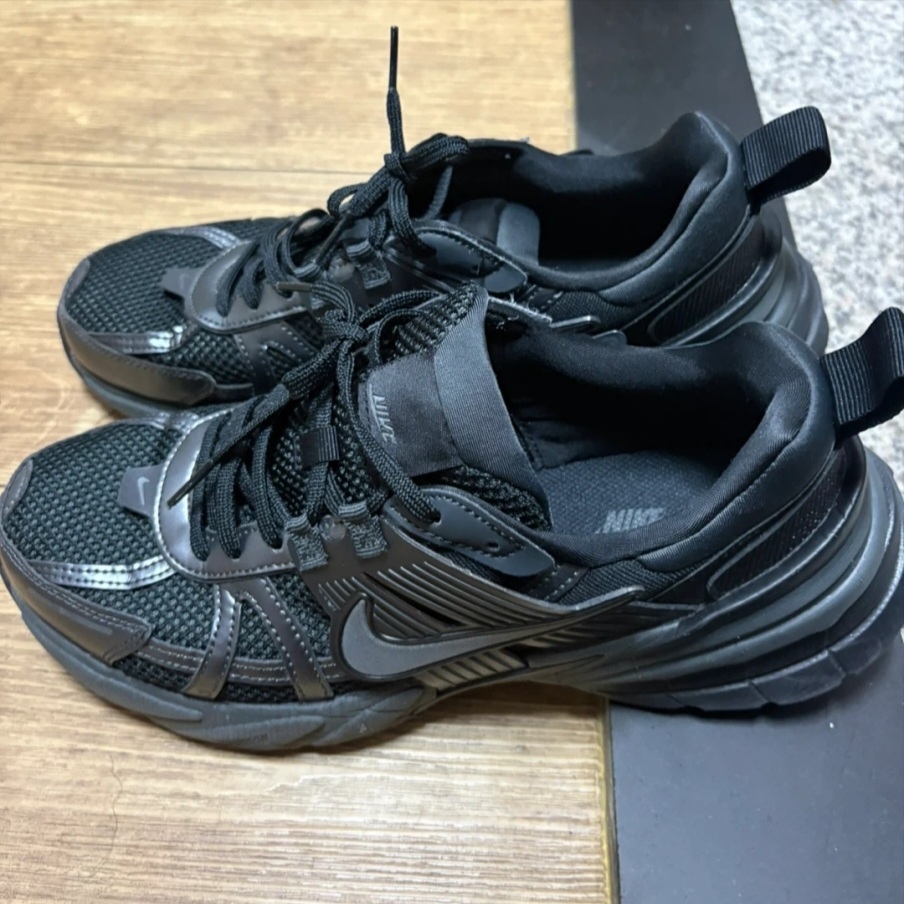 Nike V2K Run Black Anthracite 착용 스타일