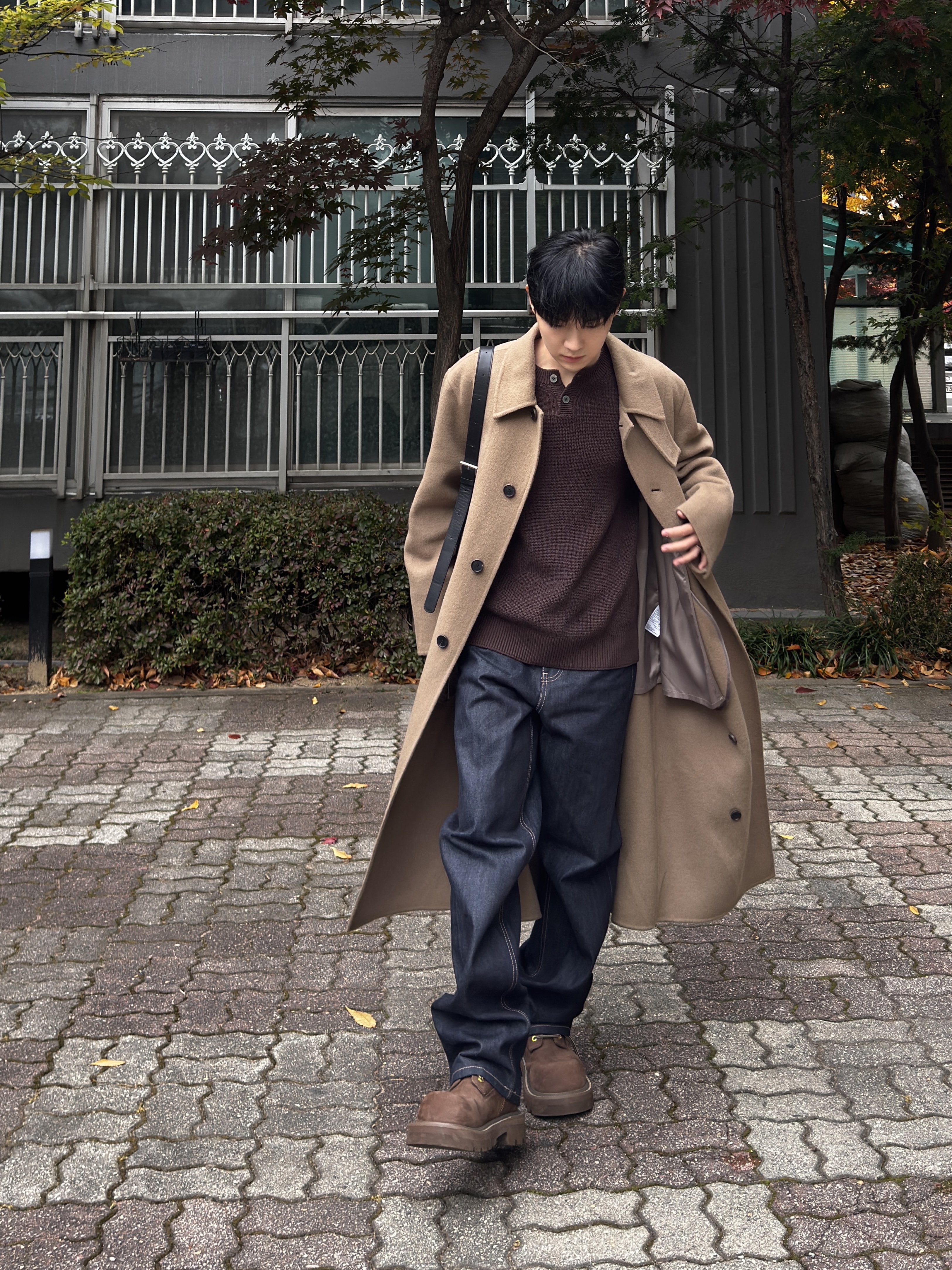 Knitted Cotton Henley Neck Waffle Knit Brown, SOULESURES BOLD BELUGA Espresso Brown 착용 스타일 - 5