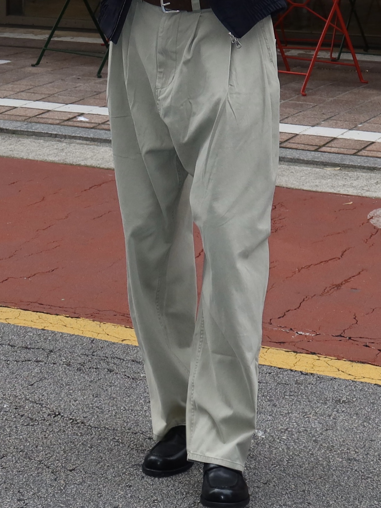 noun Wide Tapered Chino Pants Light Gray 착용 스타일 - 4