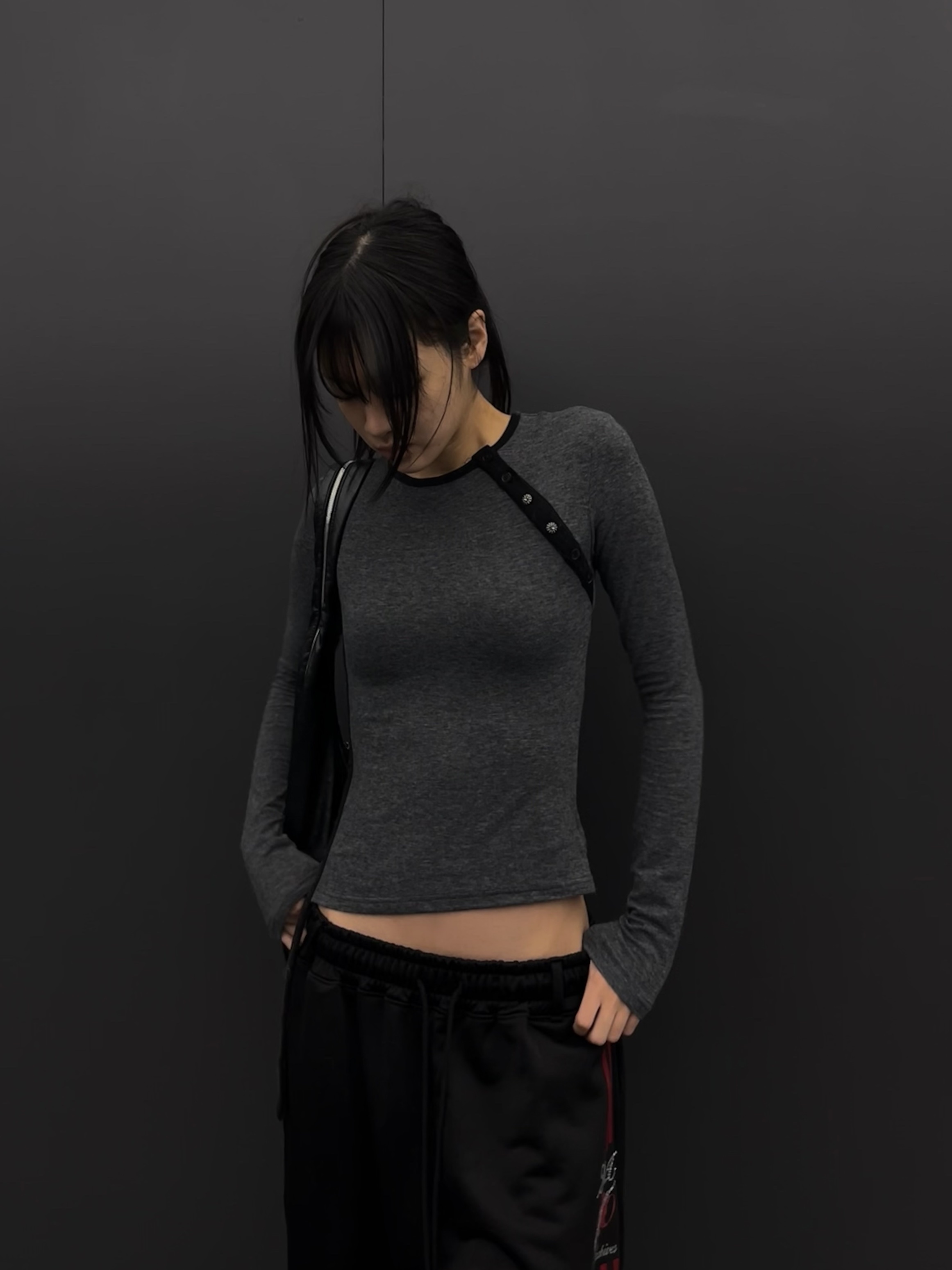WET TAG Side Strap Button Top Charcoal 착용 스타일 - 2
