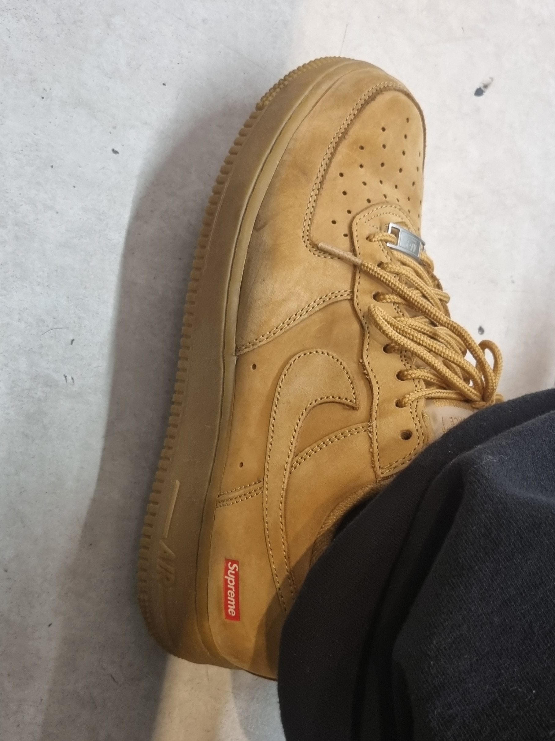 Nike x Supreme Air Force 1 Low Flax 착용 스타일