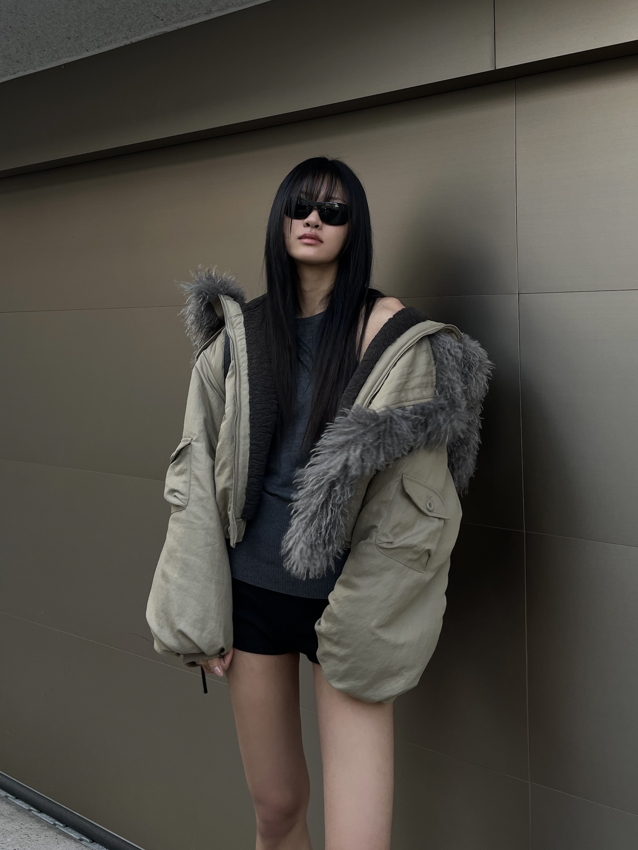 WET TAG Hooded Shearling Bomber Jacket Beige 착용 스타일 - 2
