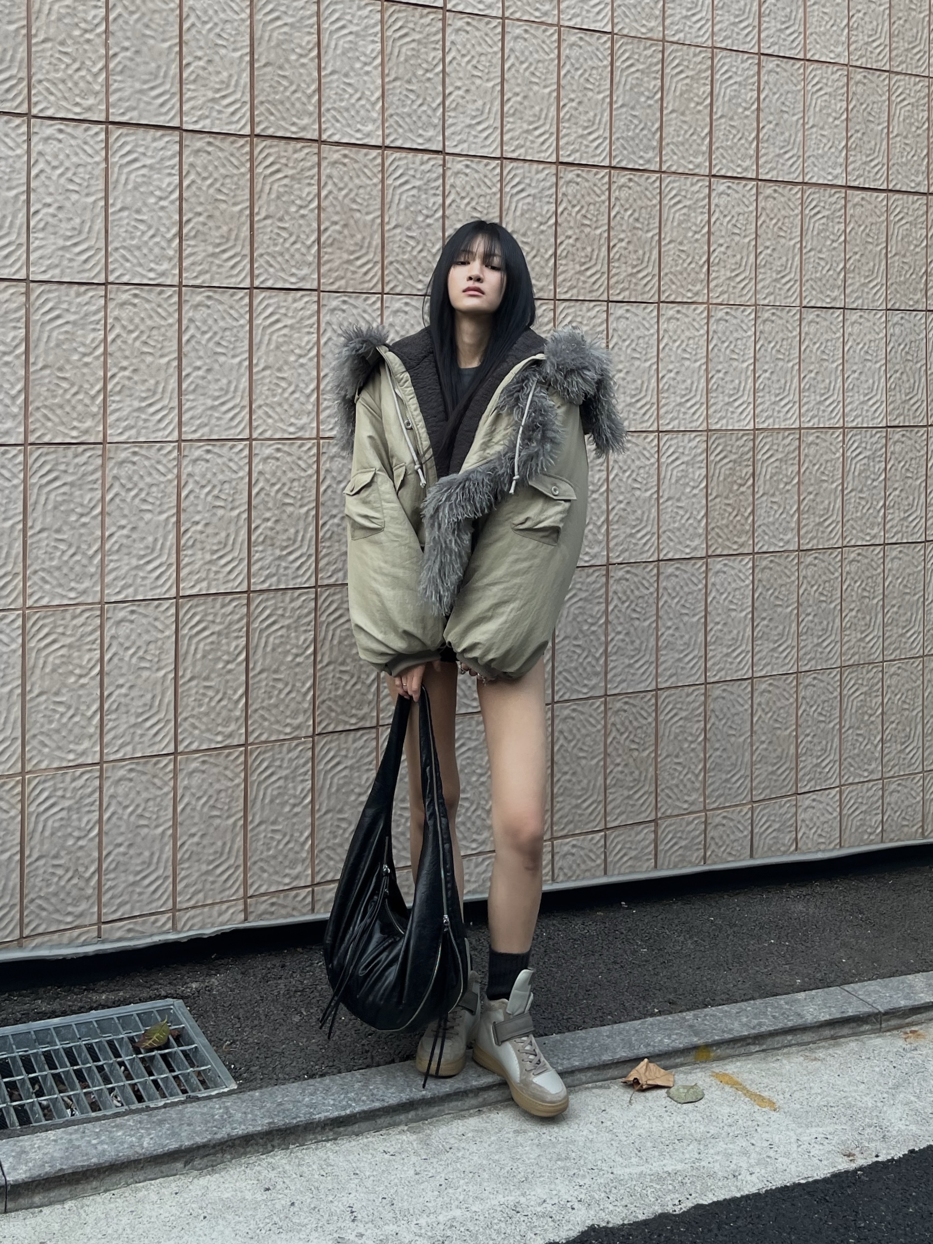 WET TAG Hooded Shearling Bomber Jacket Beige 착용 스타일 - 1