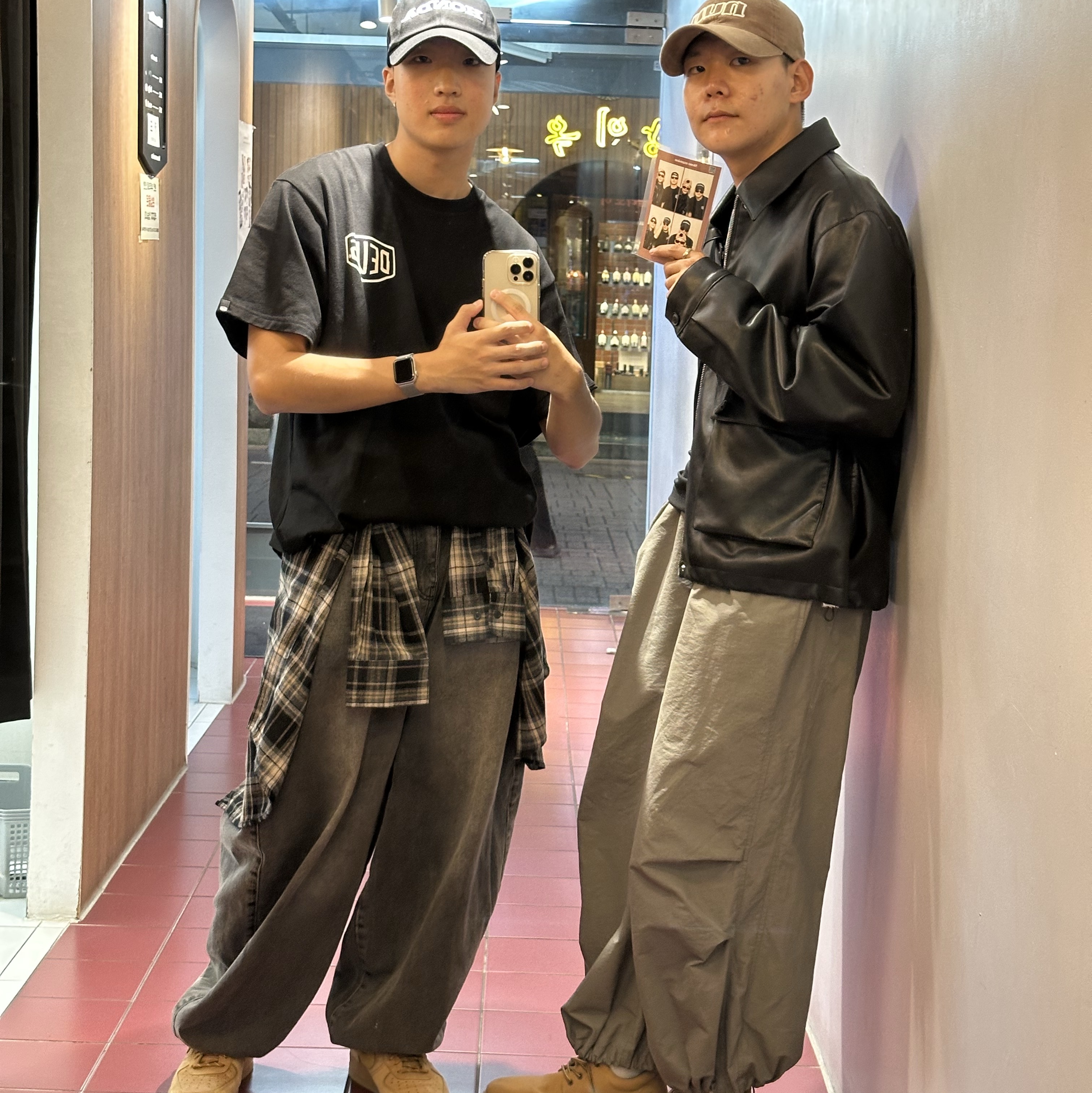 Deus Ex Machina Seoul College T-Shirt Black, Nike Air Force 1 '07 WB Flax 착용 스타일