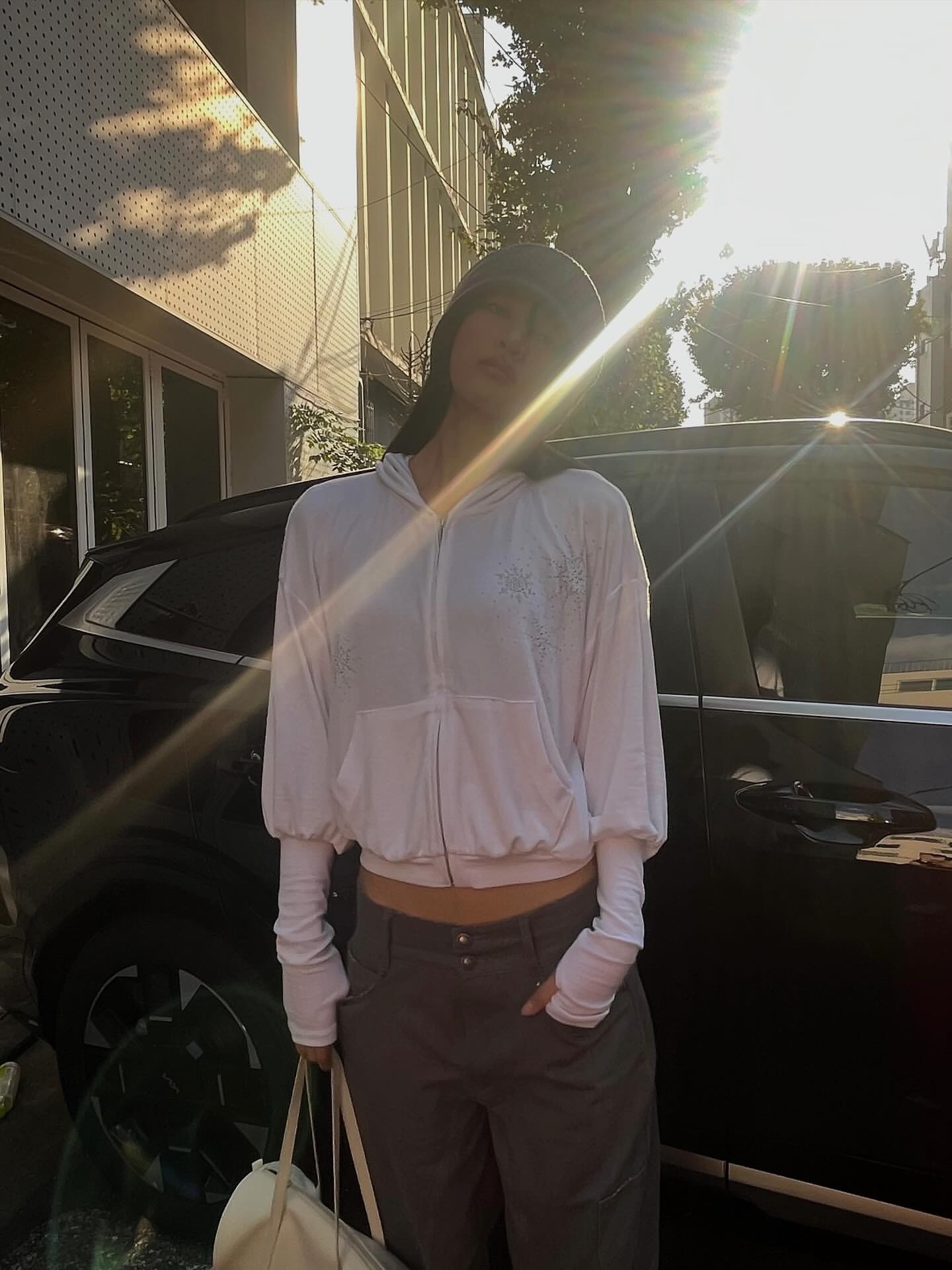 WET TAG Arm Warmer Rhinestone Zip-Up Hoodie White, WET TAG Engineered Jeans With Frill Belt Purple 착용 스타일 - 7