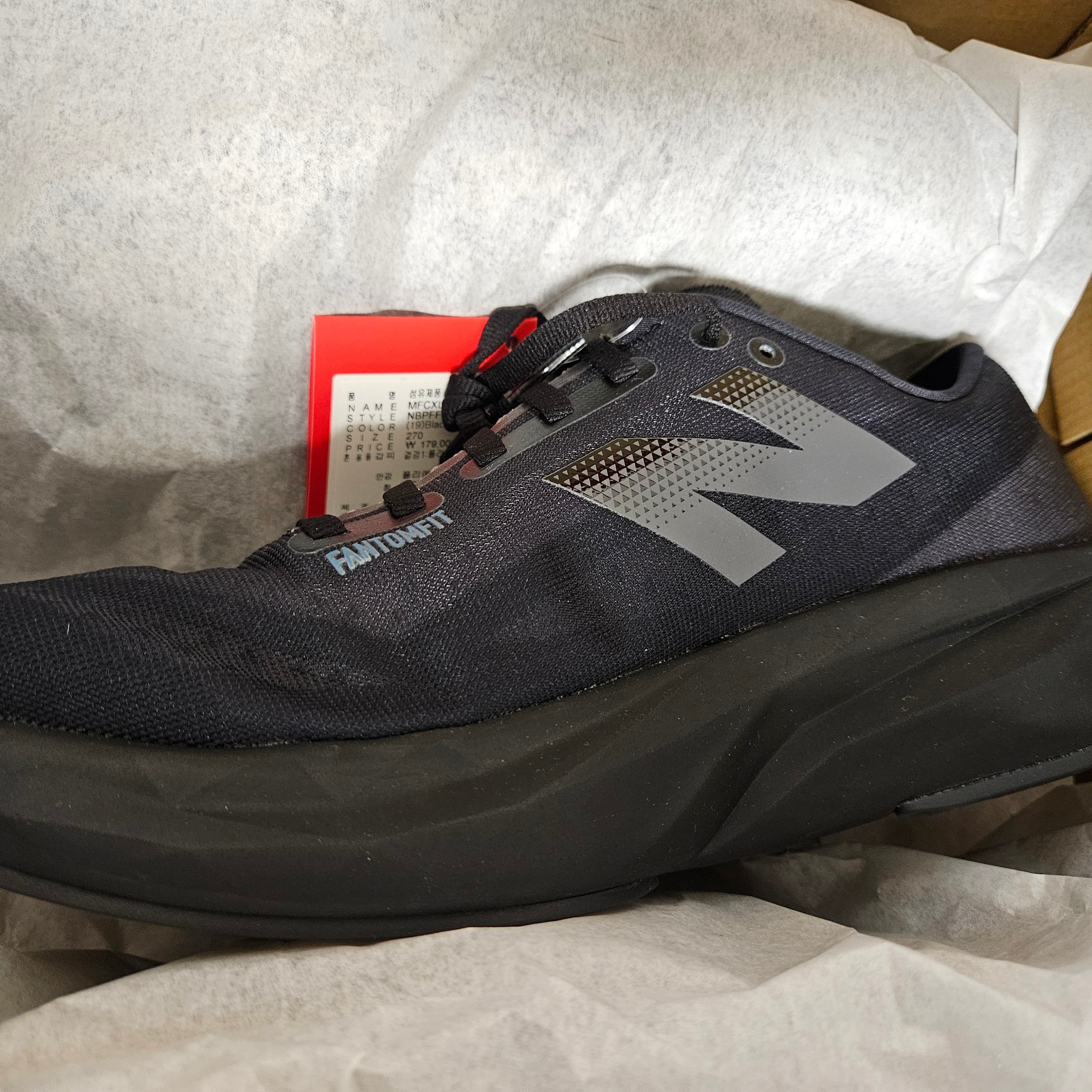 New Balance FuelCell Rebel v4 Black Graphic - 2E Wide 착용 스타일