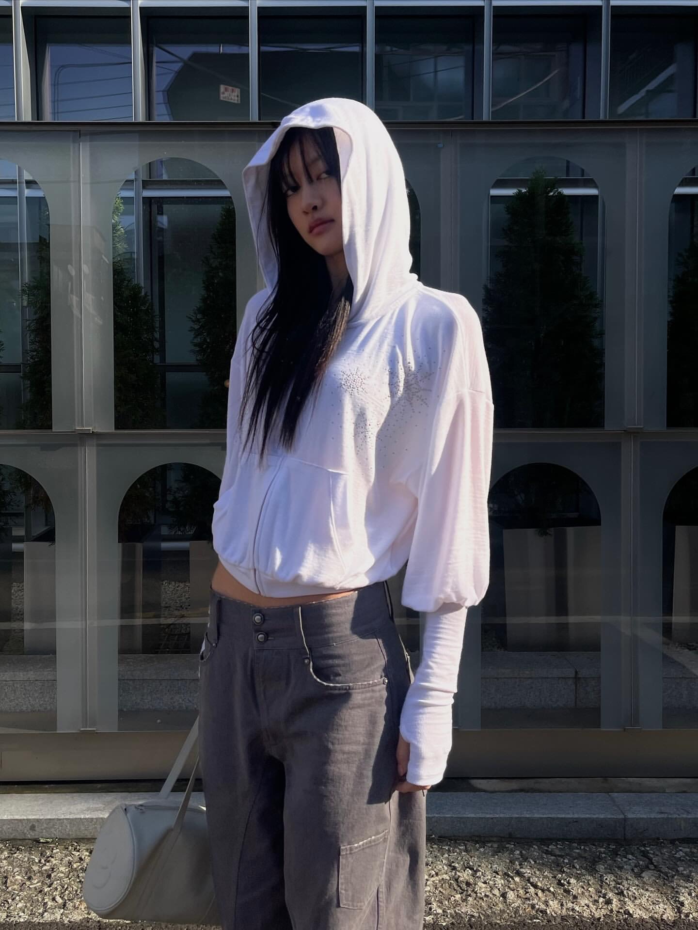 WET TAG Arm Warmer Rhinestone Zip-Up Hoodie White, WET TAG Engineered Jeans With Frill Belt Purple 착용 스타일 - 1