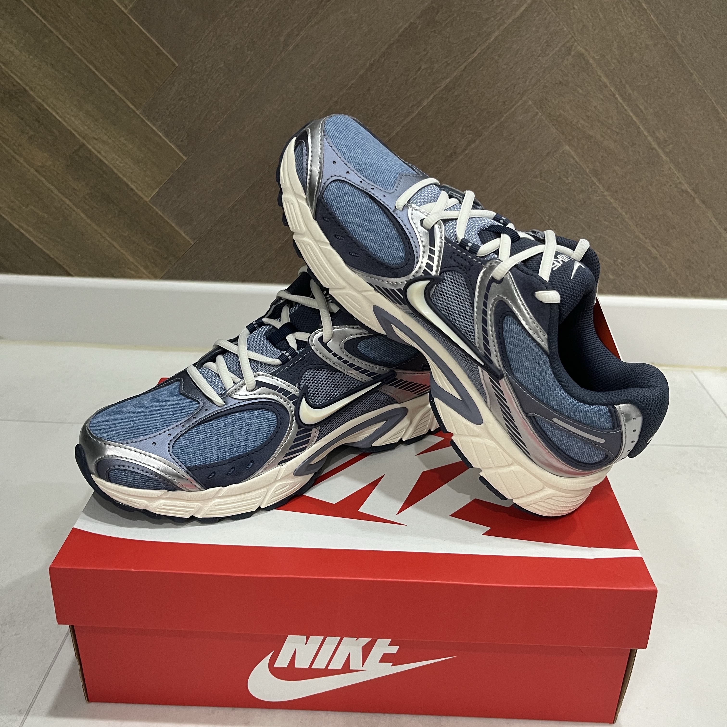 Nike V5 RNR SE Smokey Blue Metallic Silver 착용 스타일